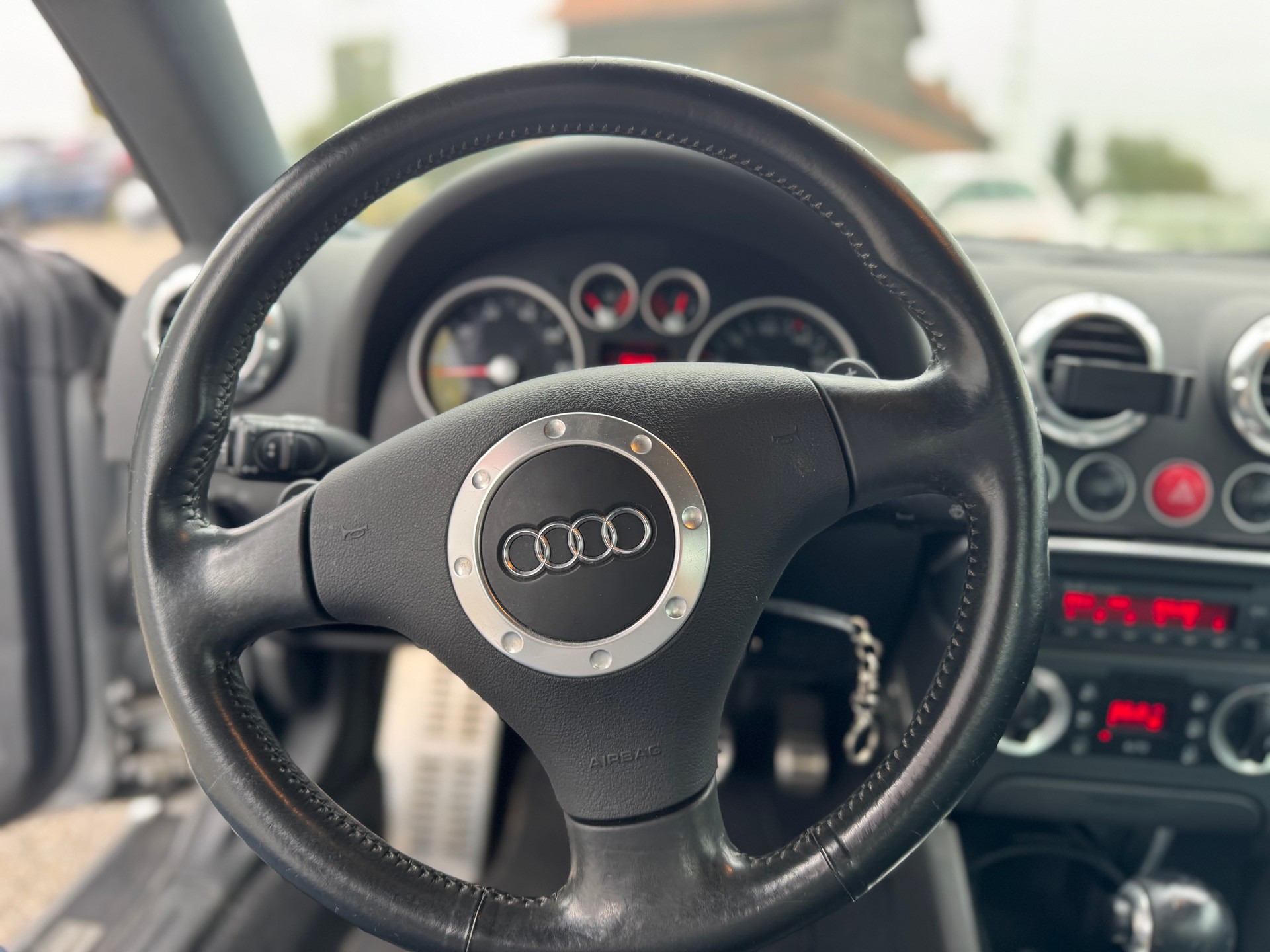 AUDI TT Coupé 3.2 quattro-image-9