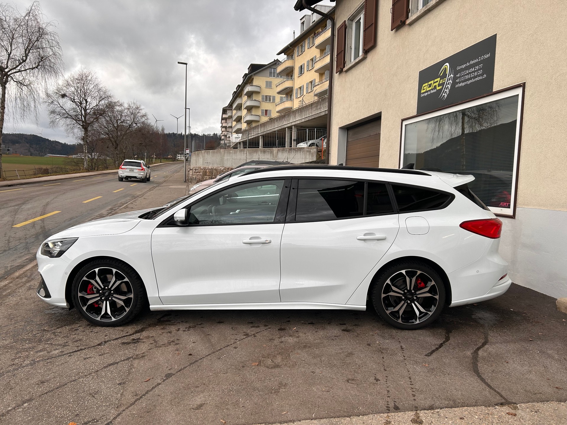 FORD Focus ST 2.3 Styling Paket Automat-image-4