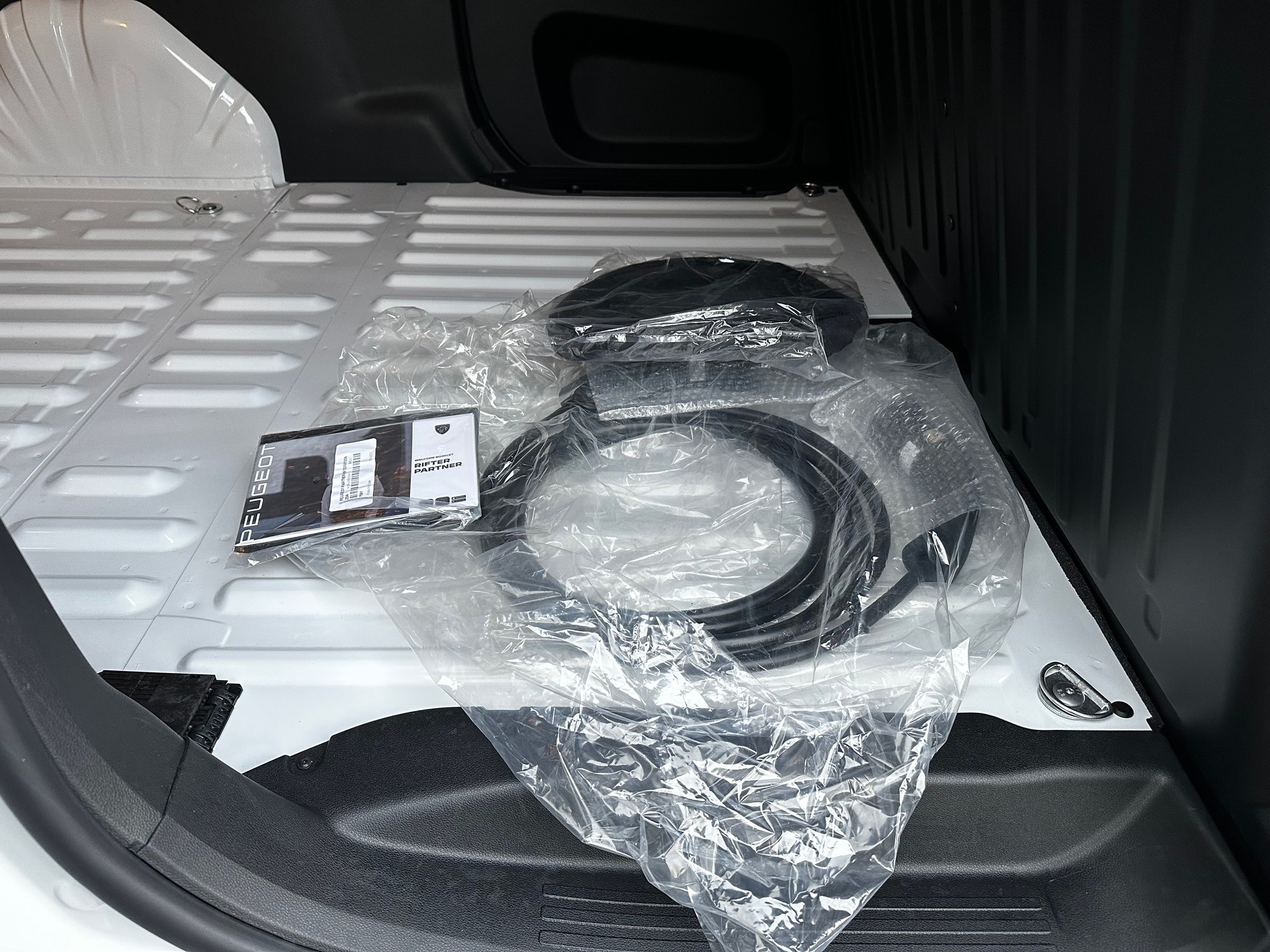 PEUGEOT e-Partner Long 50kWh Premium-image-7