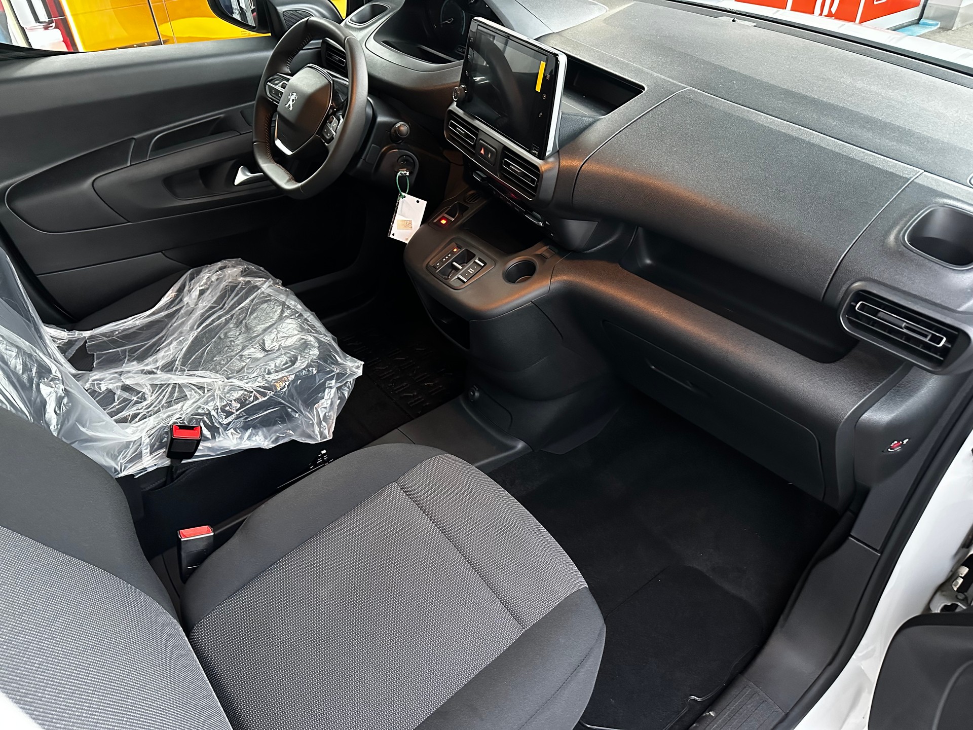 PEUGEOT e-Partner Long 50kWh Premium-image-8