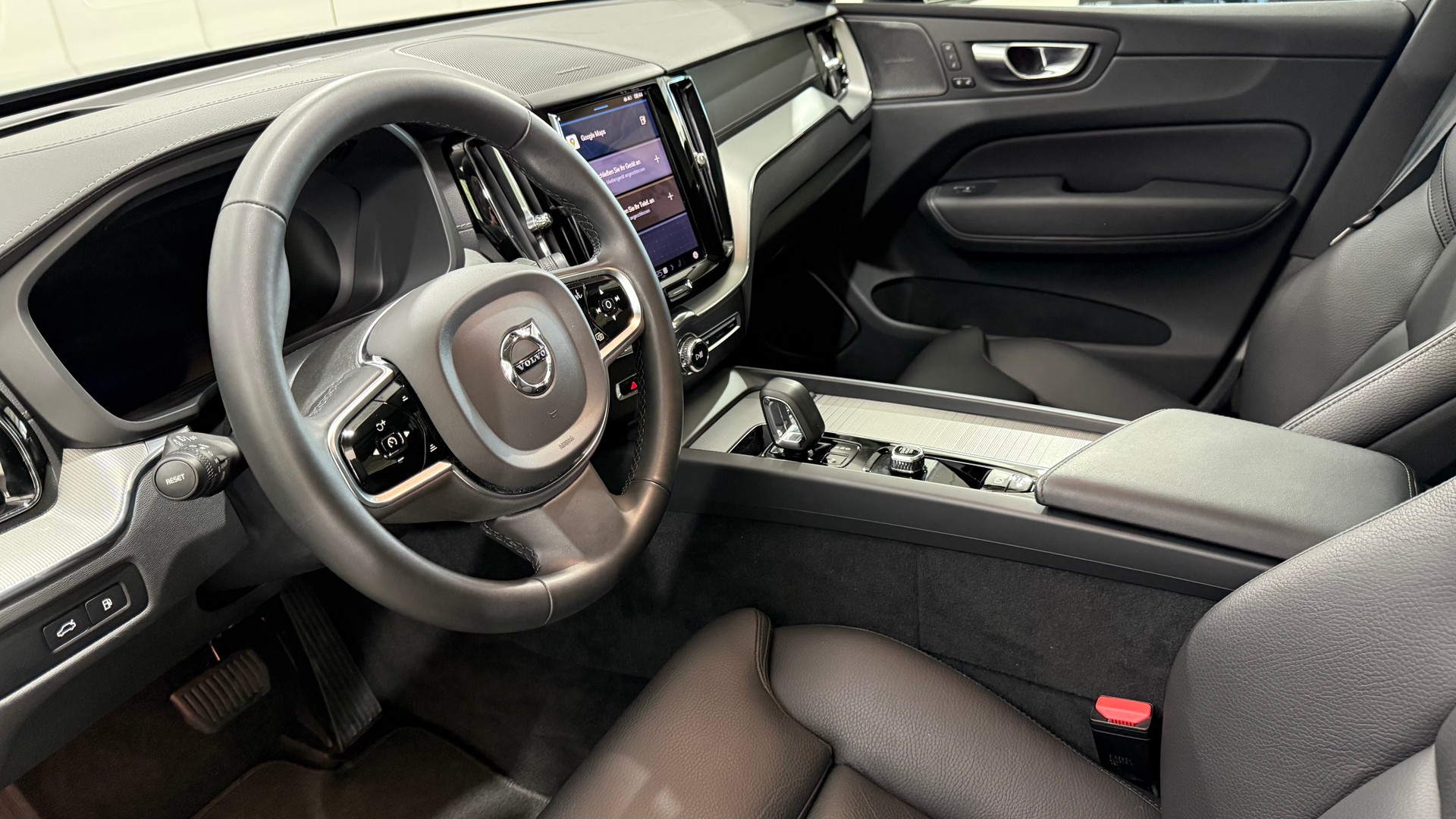 VOLVO XC60 2.0 T6 TE Ultimate Dark e-image-3