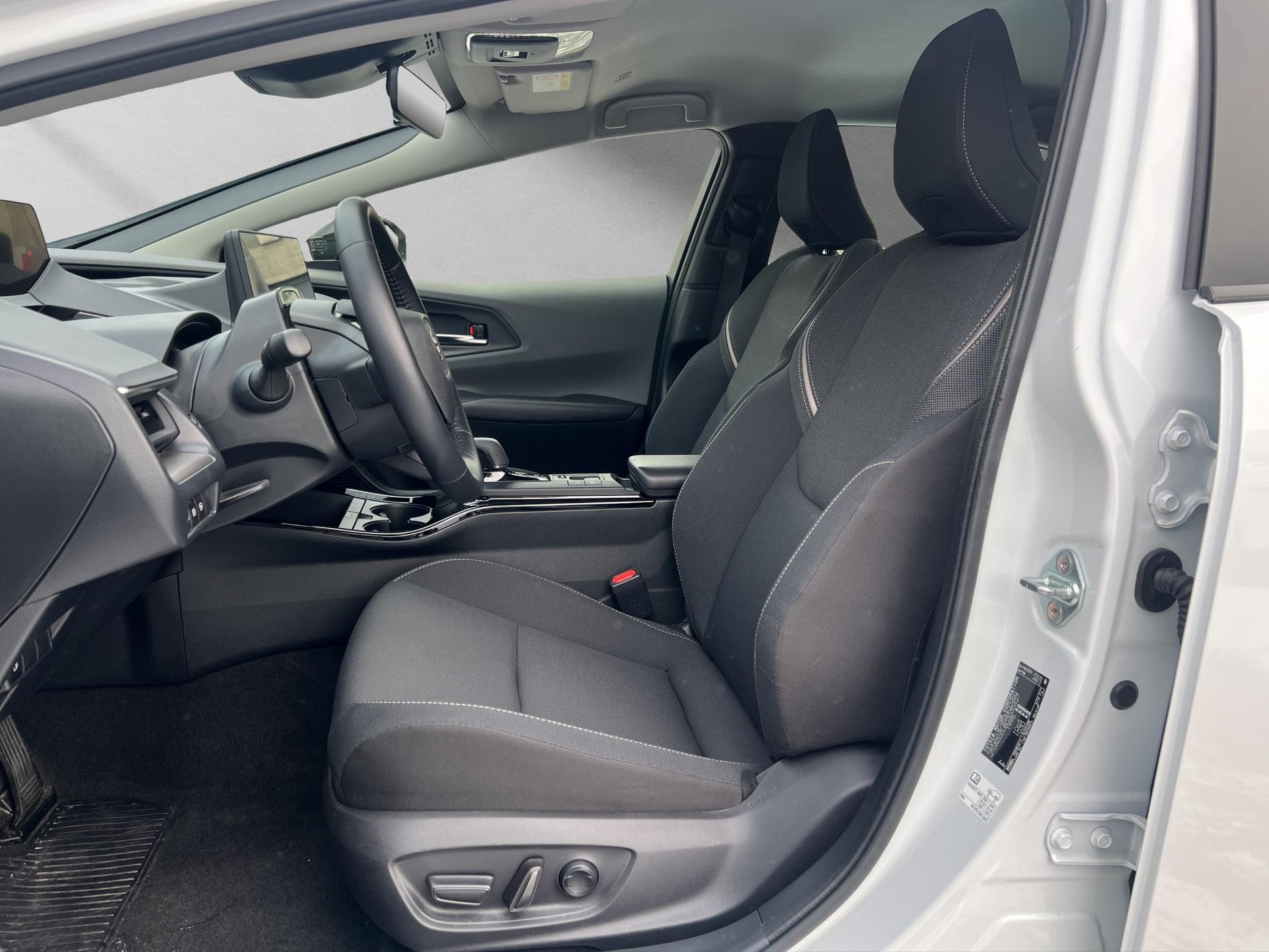 TOYOTA Prius 2.0 Plug-In-Hybrid Style-image-8