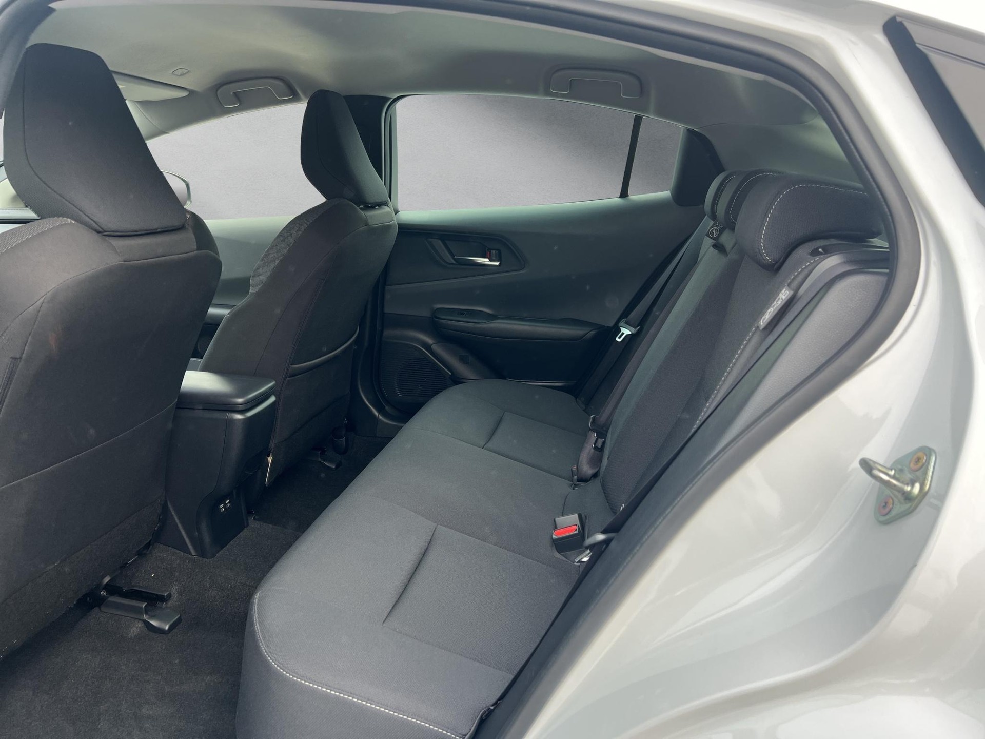 TOYOTA Prius 2.0 Plug-In-Hybrid Style-image-9