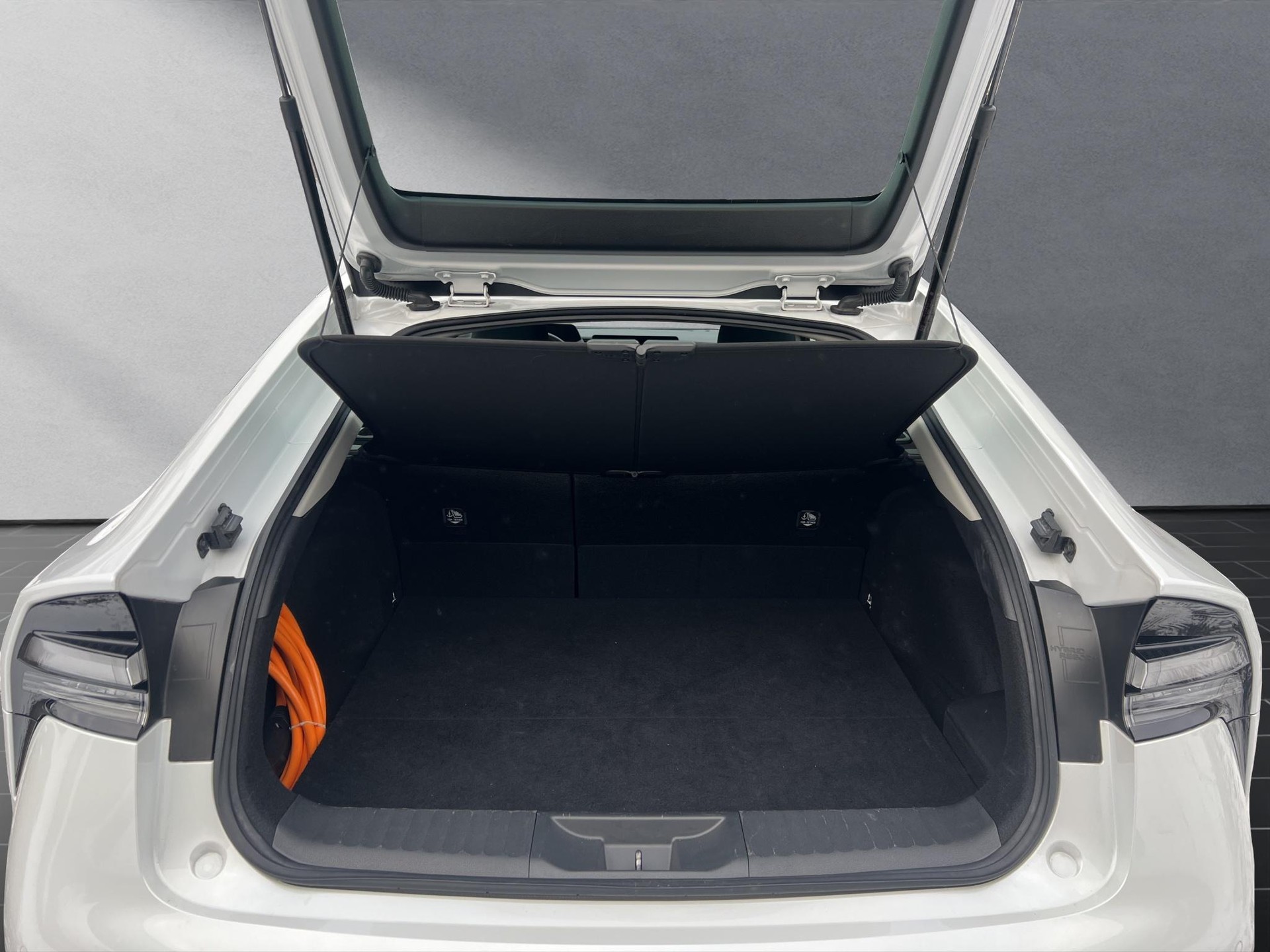 TOYOTA Prius 2.0 Plug-In-Hybrid Style-image-10