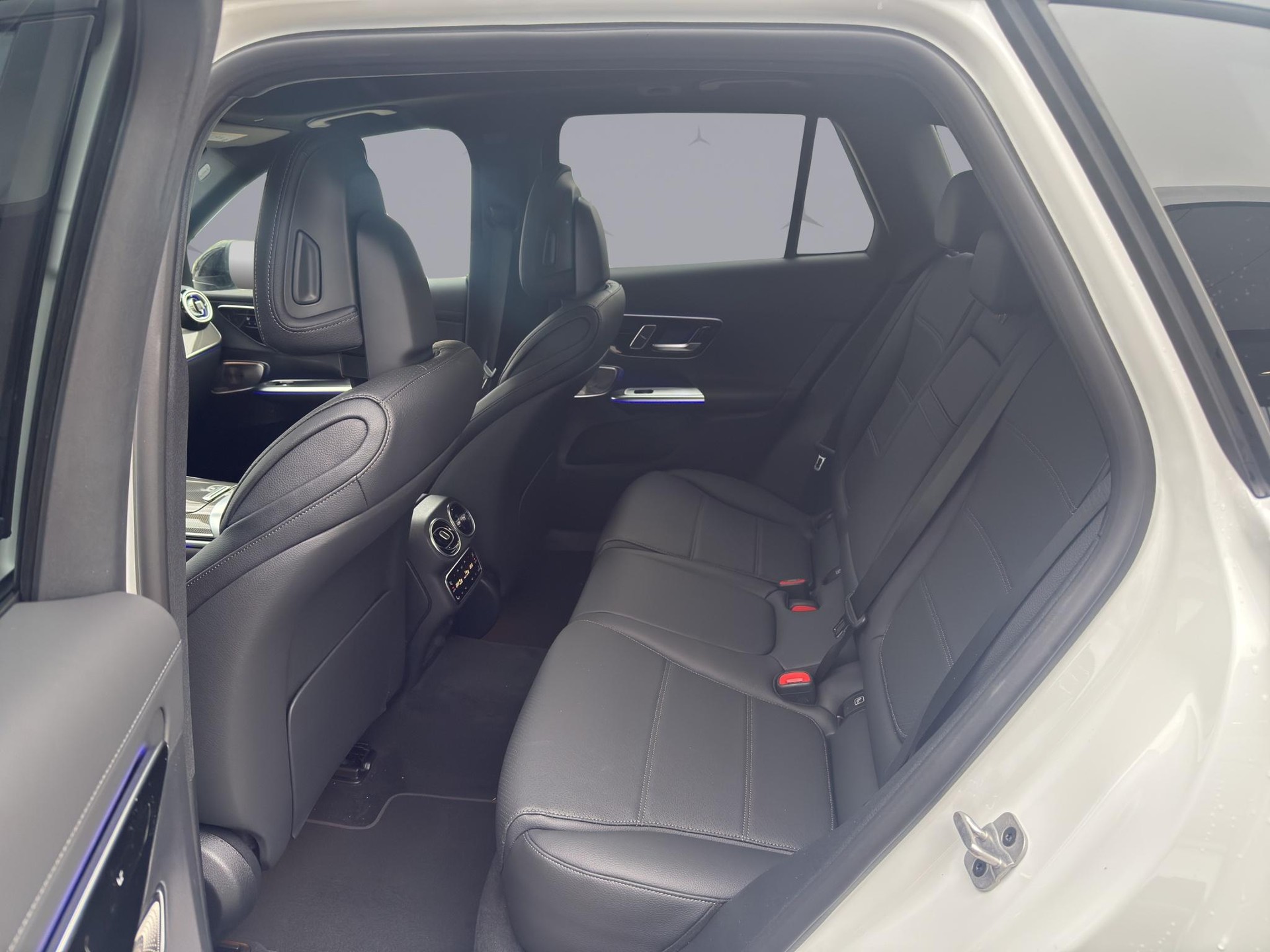 MERCEDES-BENZ GLC 300 e AMG Line 4matic-image-12