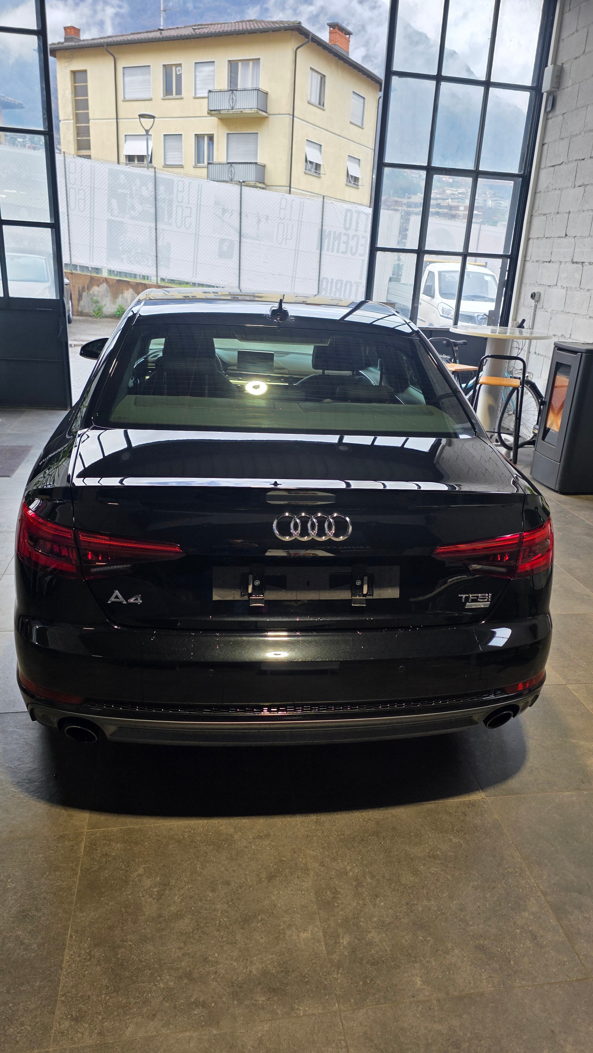 AUDI A4 Limousine 2.0 TFSI S-tronic S Line-image-5