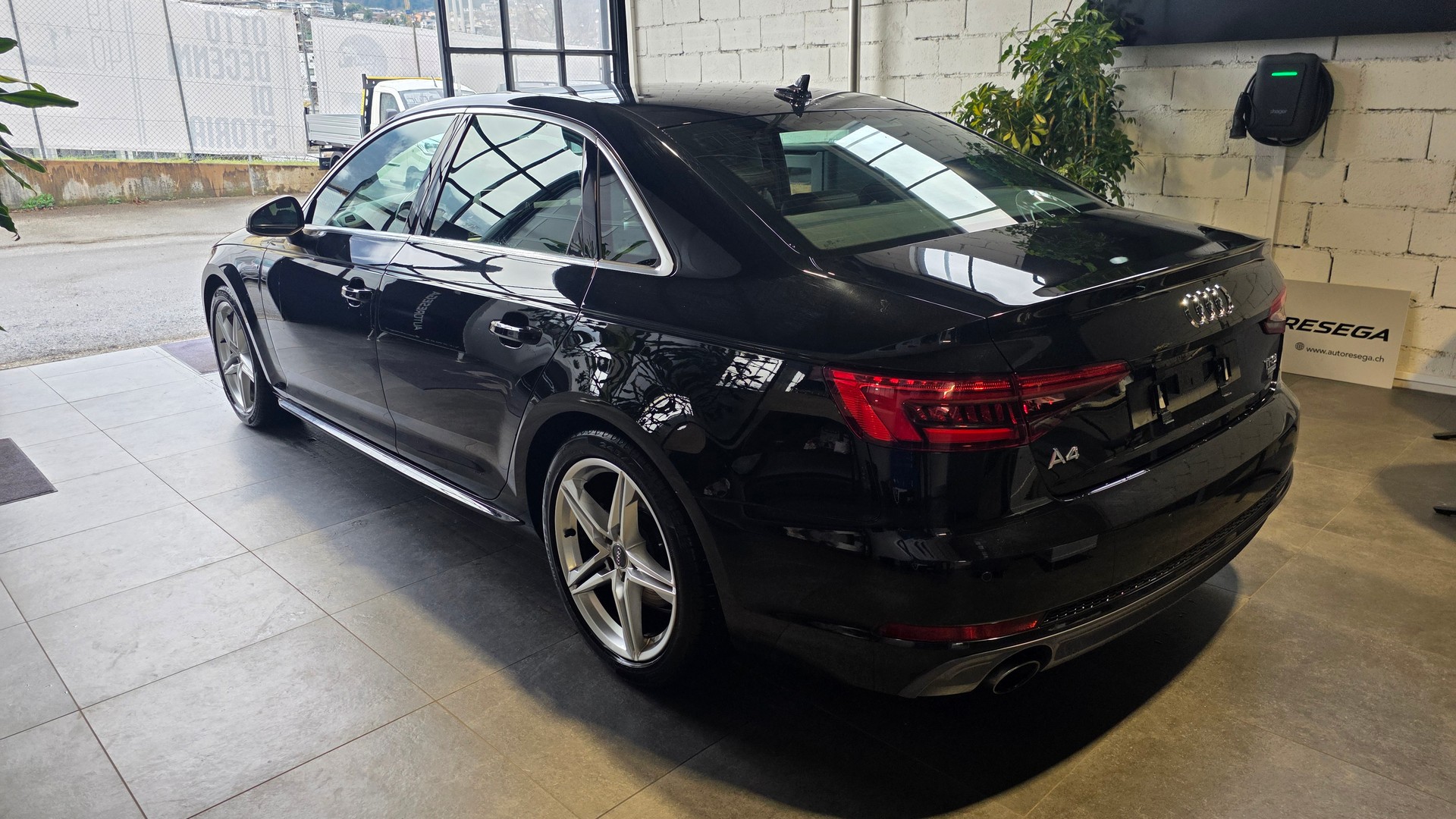 AUDI A4 Limousine 2.0 TFSI S-tronic S Line-image-3