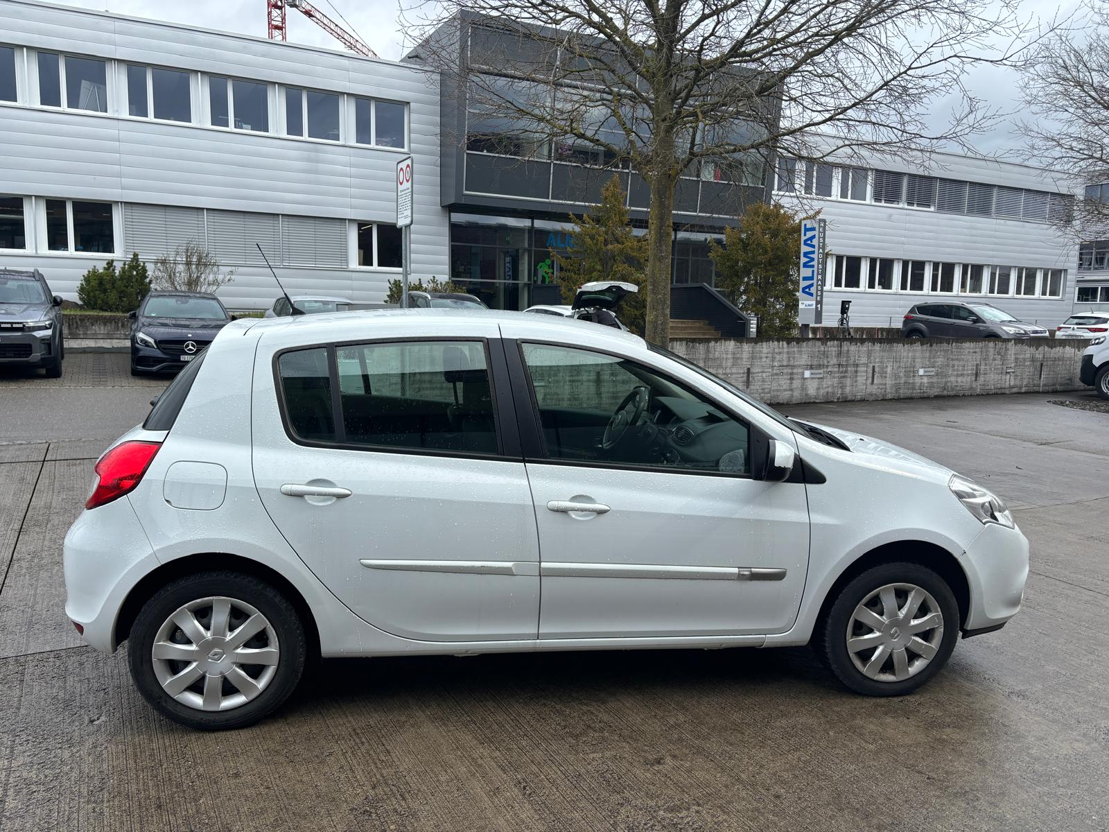 RENAULT Clio 1.2 16V Yahoo-image-5
