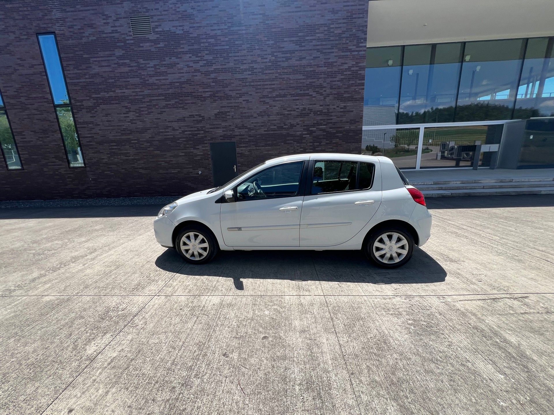 RENAULT Clio 1.2 16V Yahoo-image-1