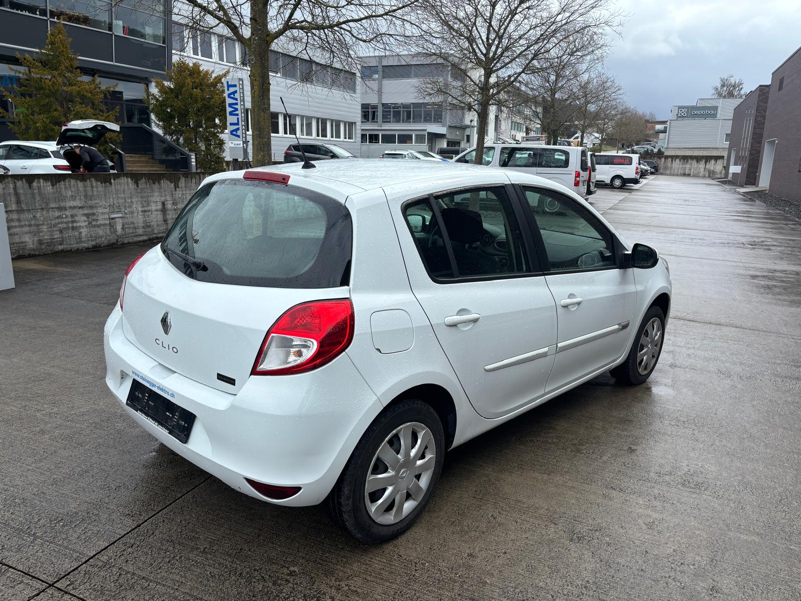 RENAULT Clio 1.2 16V Yahoo-image-2