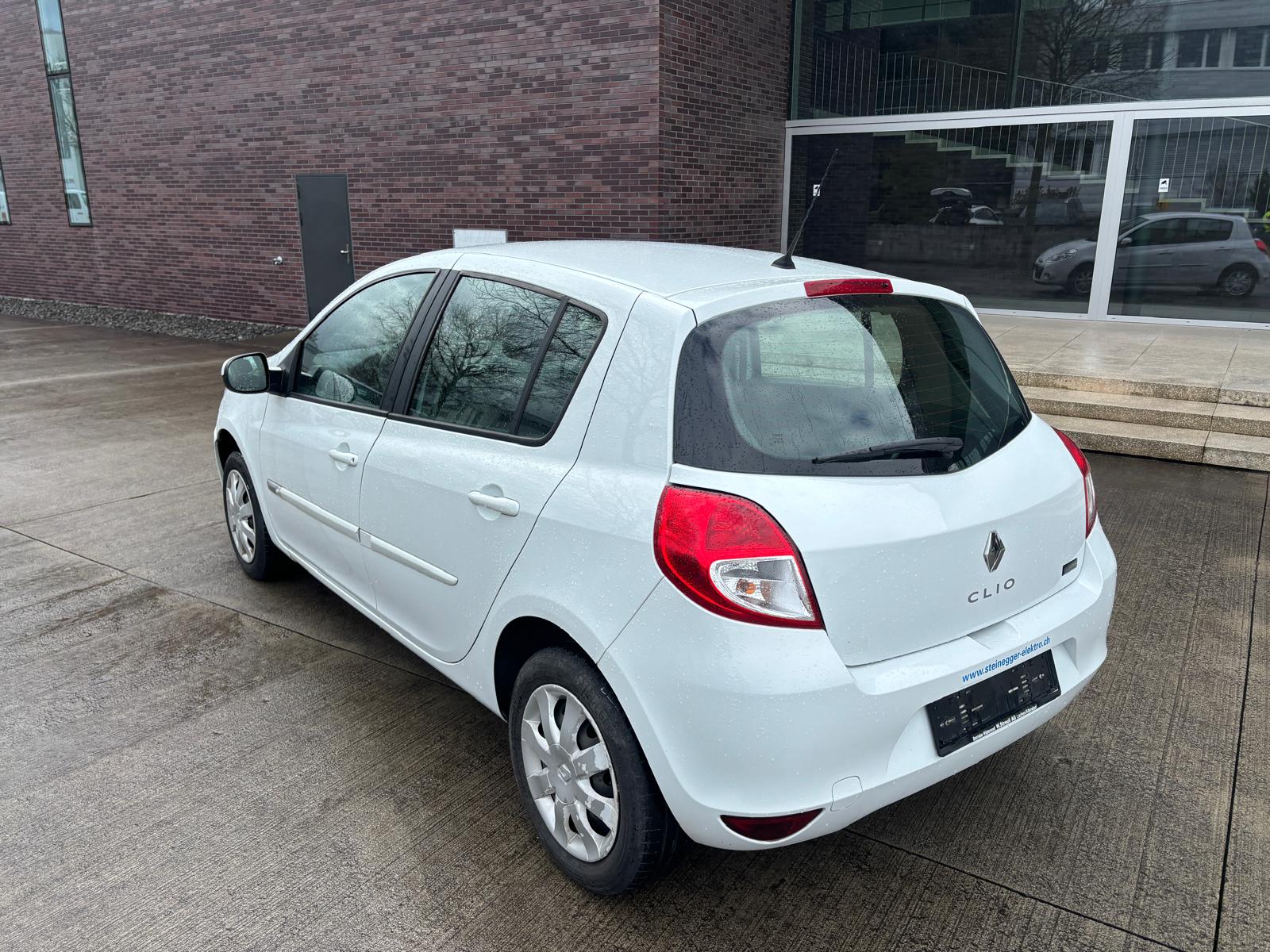 RENAULT Clio 1.2 16V Yahoo-image-4