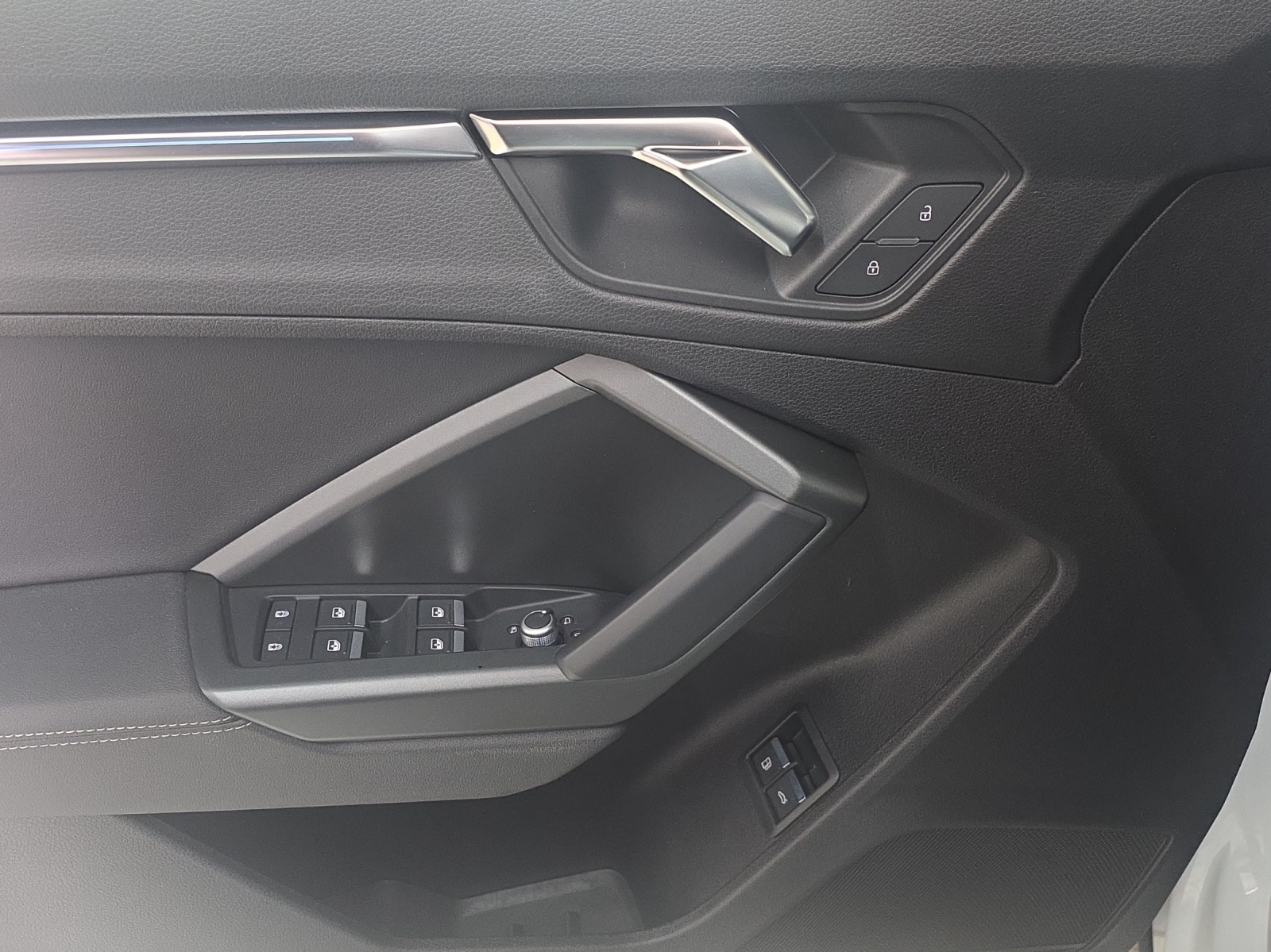 AUDI Q3 45 TFSI e S line S-tronic-image-14