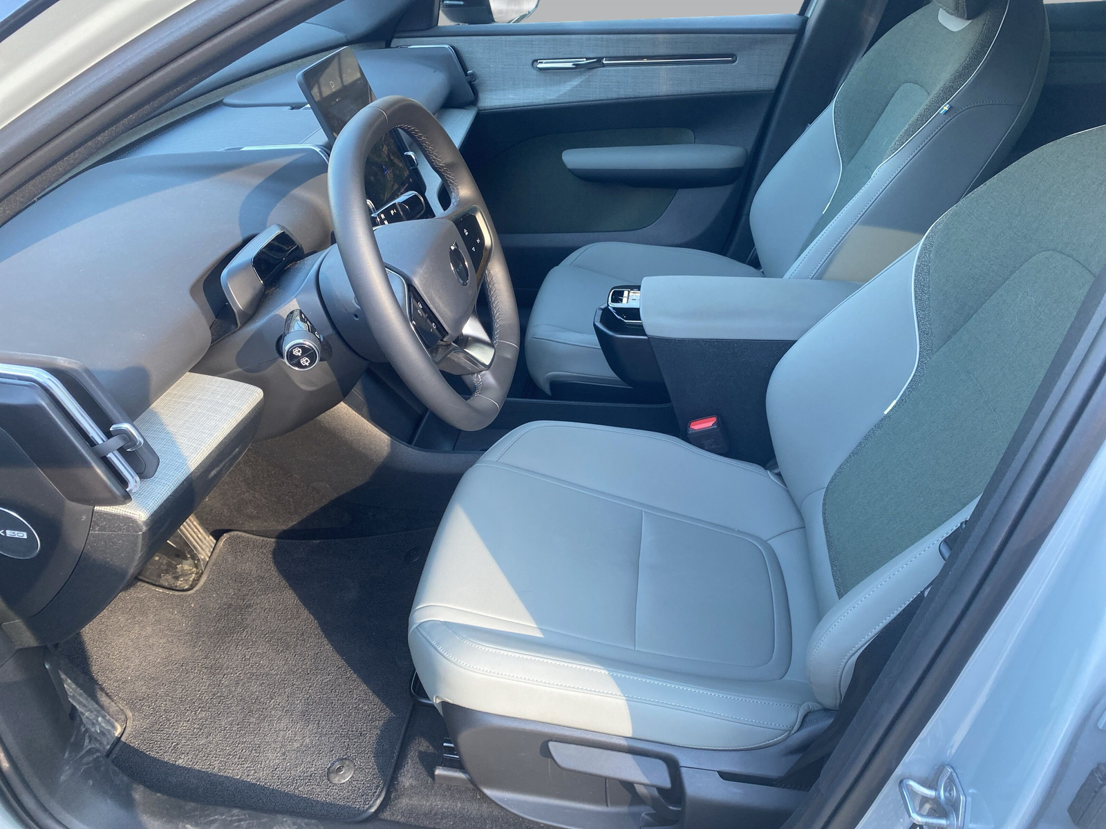 VOLVO EX30 E60 69kWh Single Motor Extended Range Plus-image-7