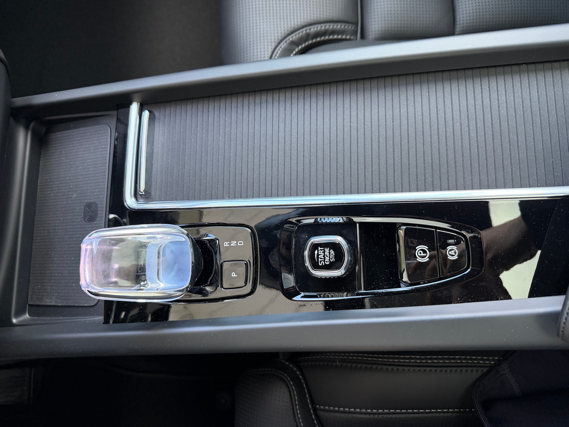 VOLVO XC60 T6 eAWD Black Edition Geartronic-image-16