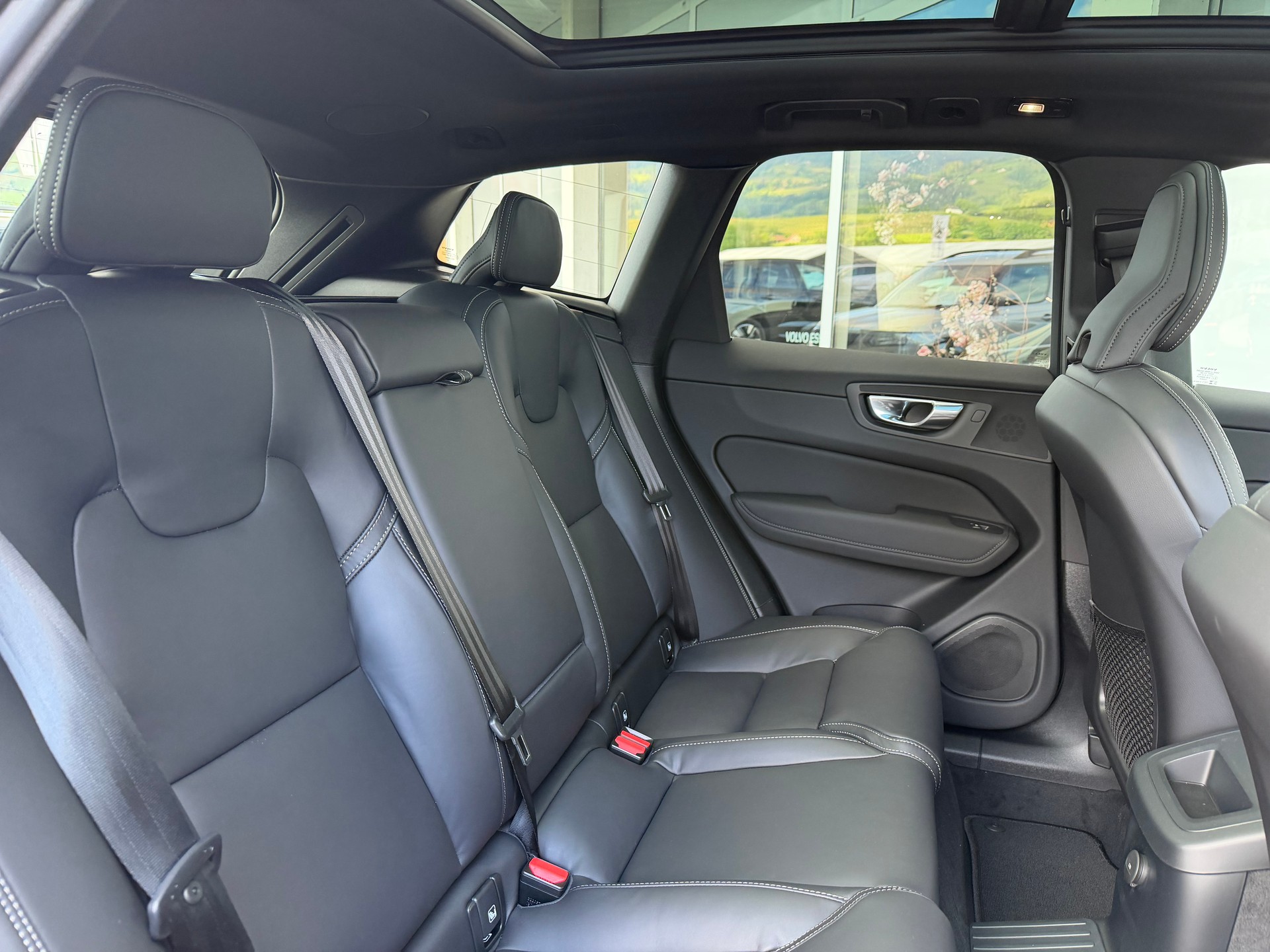 VOLVO XC60 T6 eAWD Black Edition Geartronic-image-5