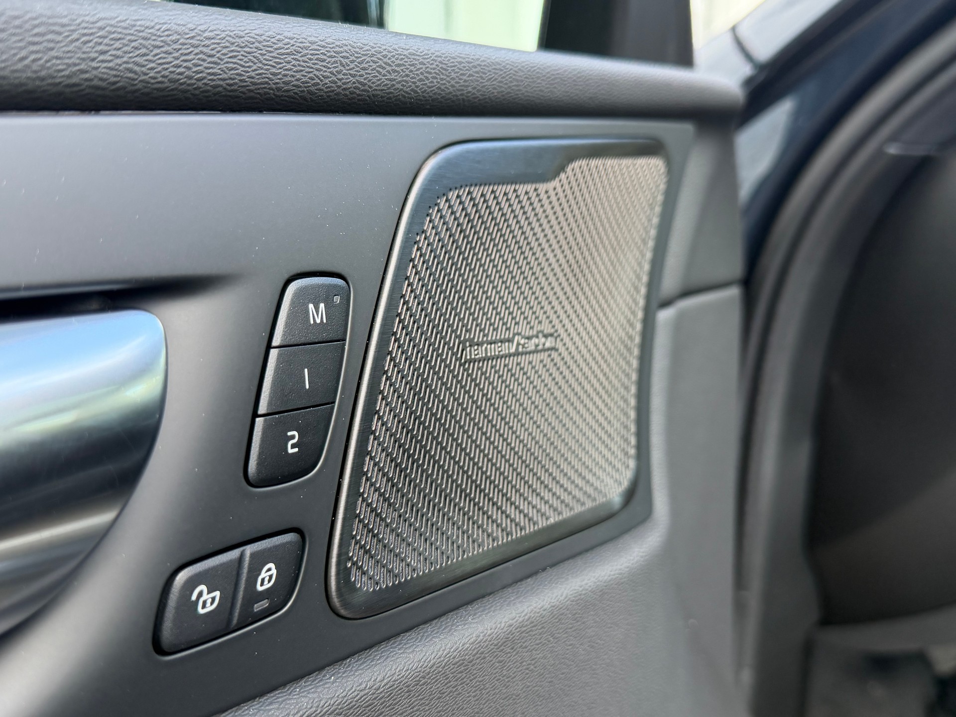 VOLVO XC60 T6 eAWD Black Edition Geartronic-image-12
