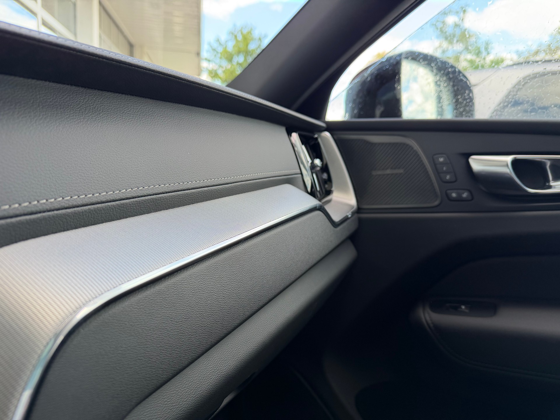 VOLVO XC60 T6 eAWD Black Edition Geartronic-image-13