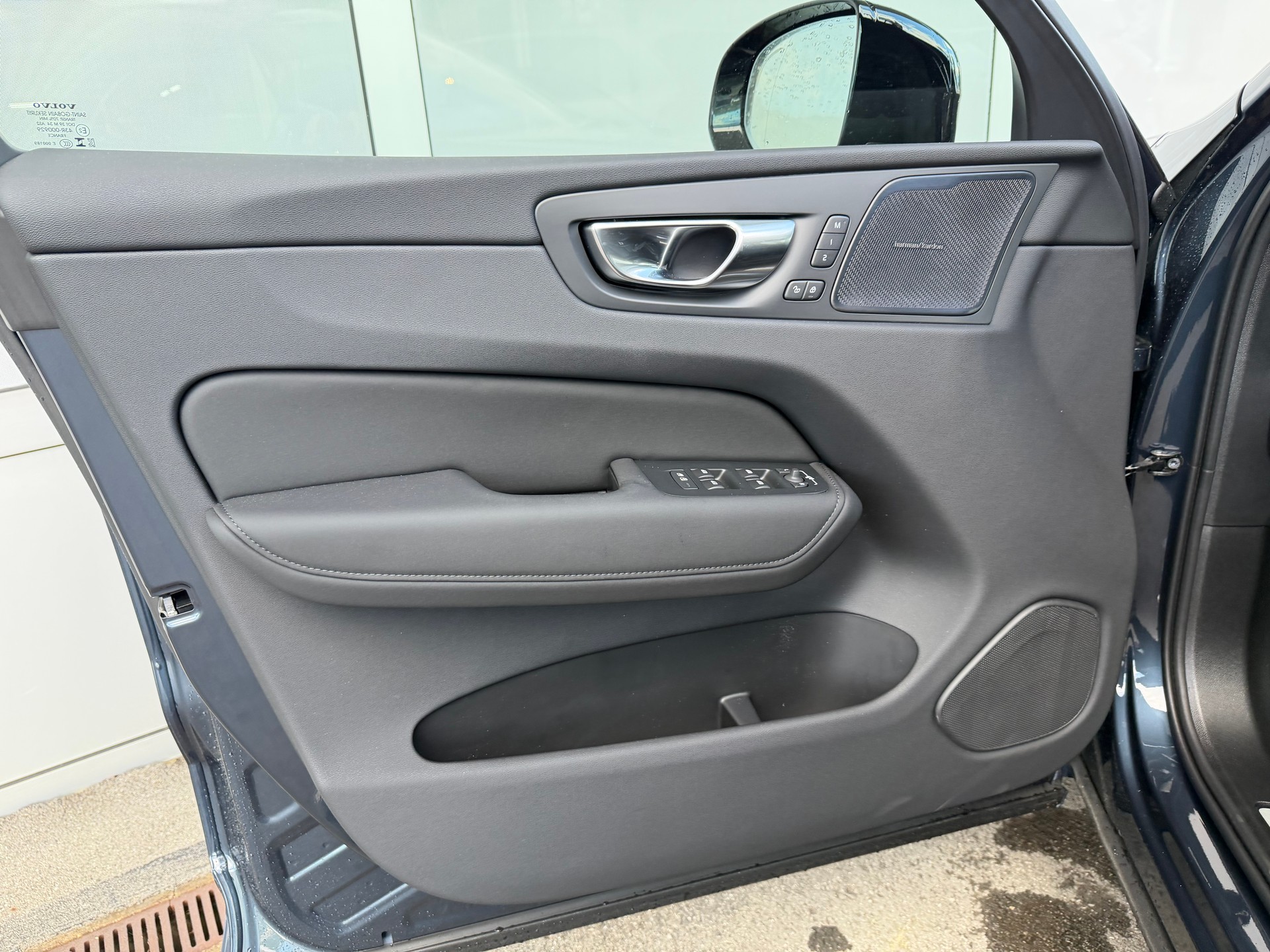 VOLVO XC60 T6 eAWD Black Edition Geartronic-image-11