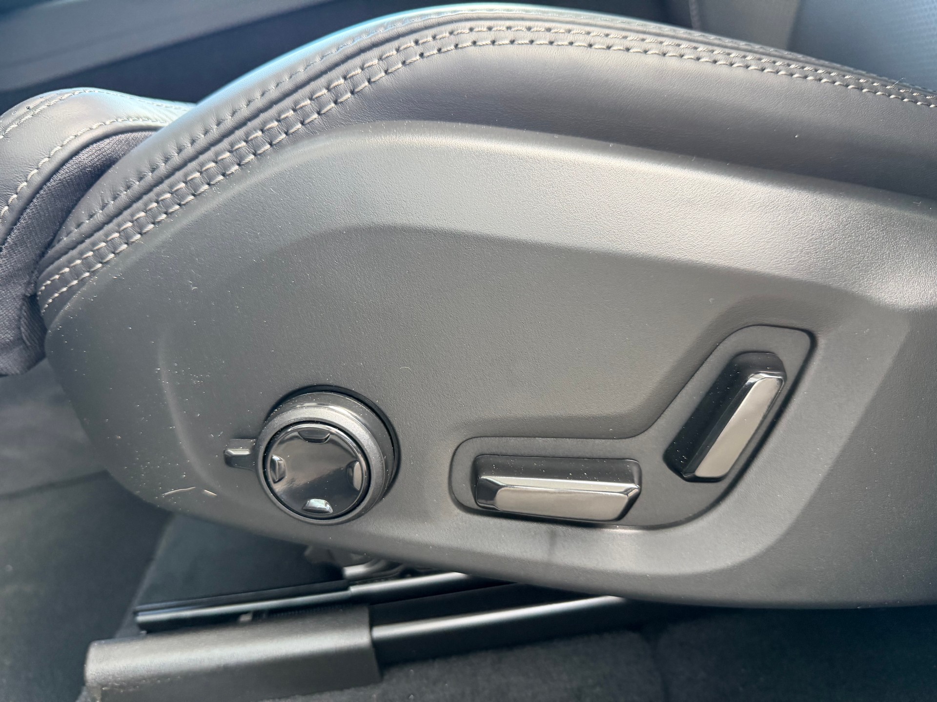 VOLVO XC60 T6 eAWD Black Edition Geartronic-image-4