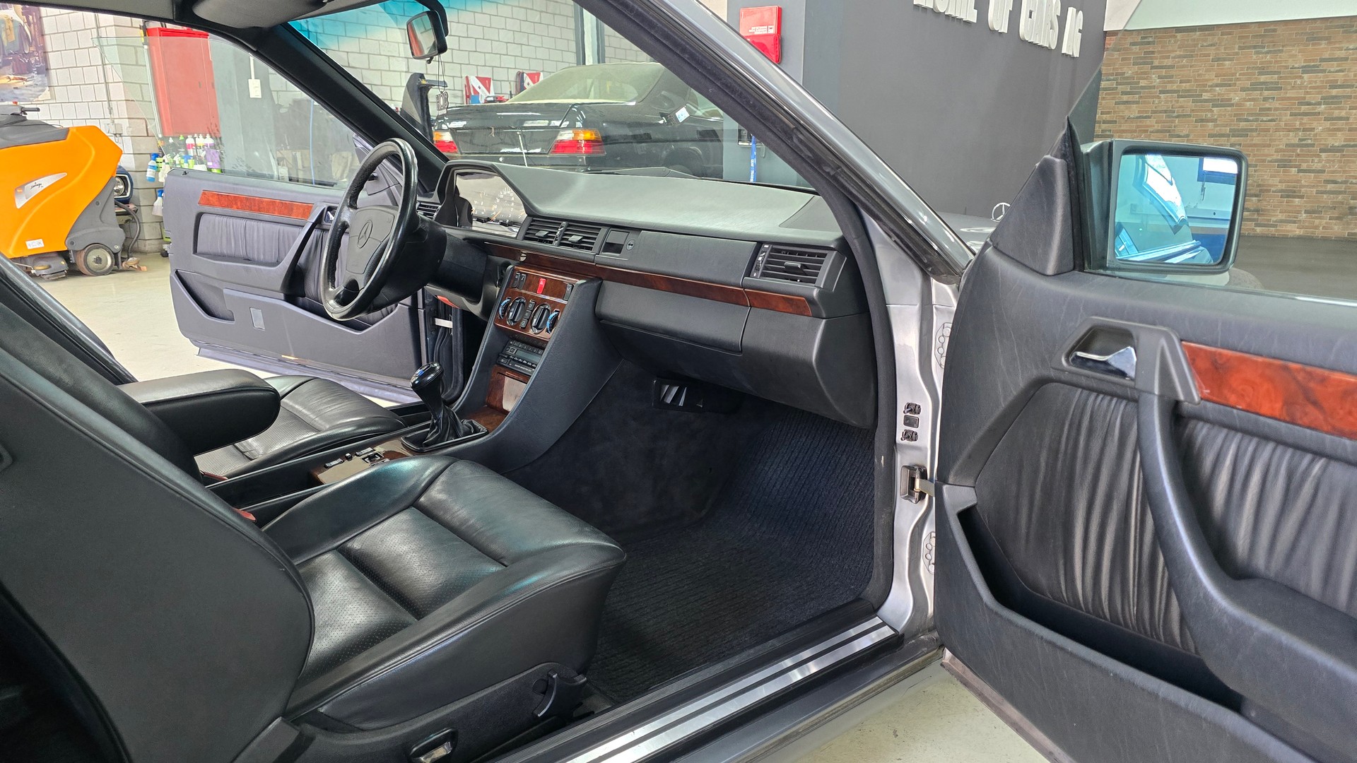 MERCEDES-BENZ 300 CE-24 Sportline-image-26