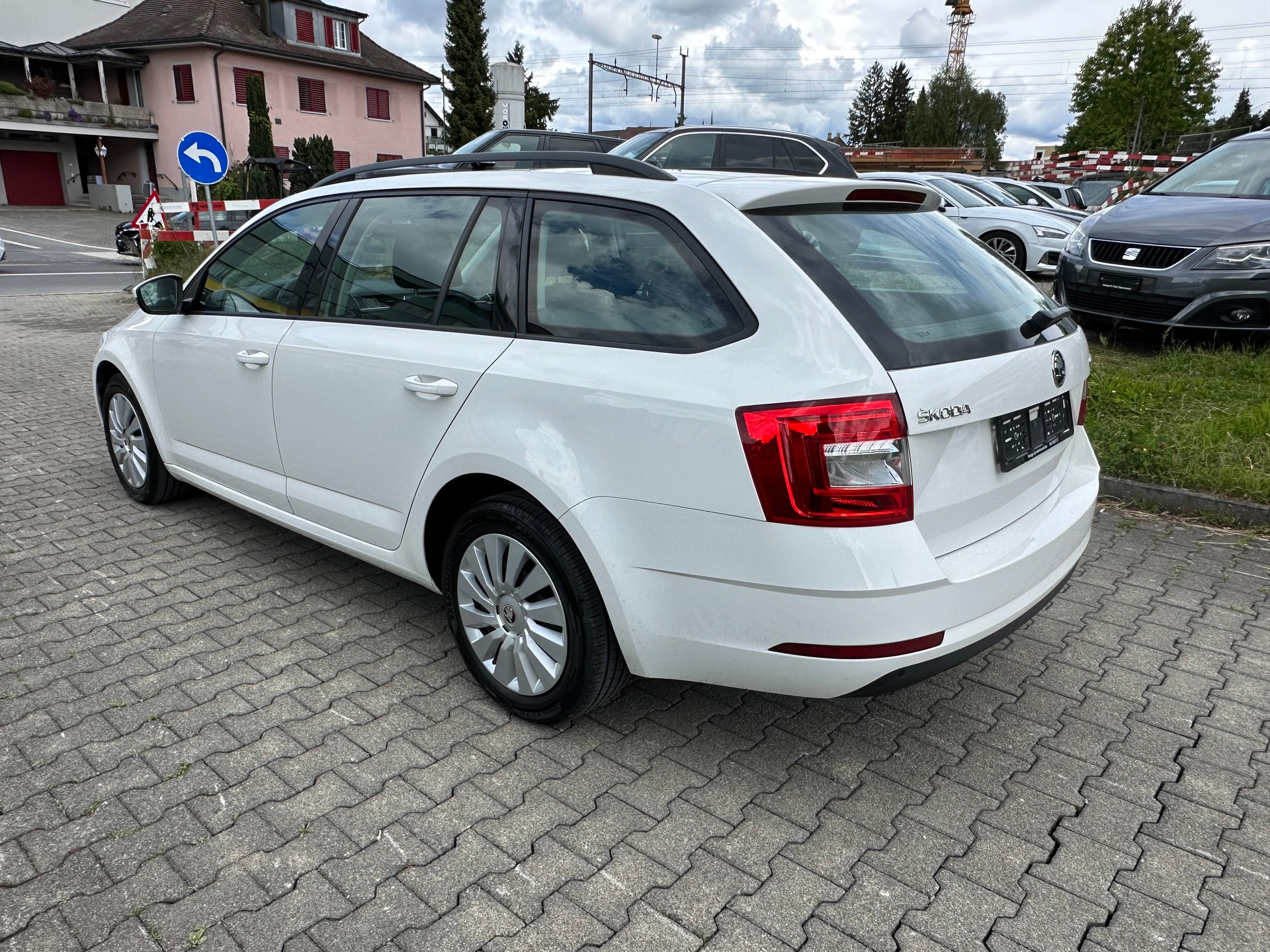 SKODA Octavia Combi 1.6 TDI Active DSG-image-2