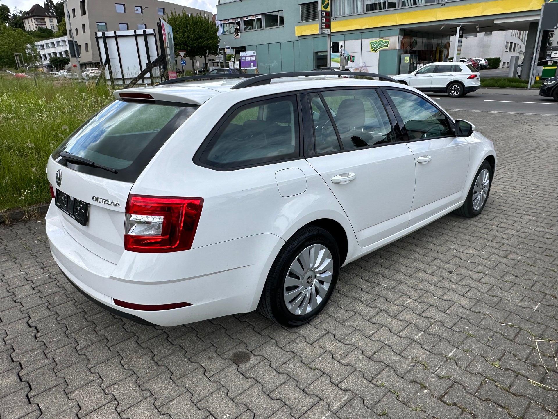 SKODA Octavia Combi 1.6 TDI Active DSG-image-4