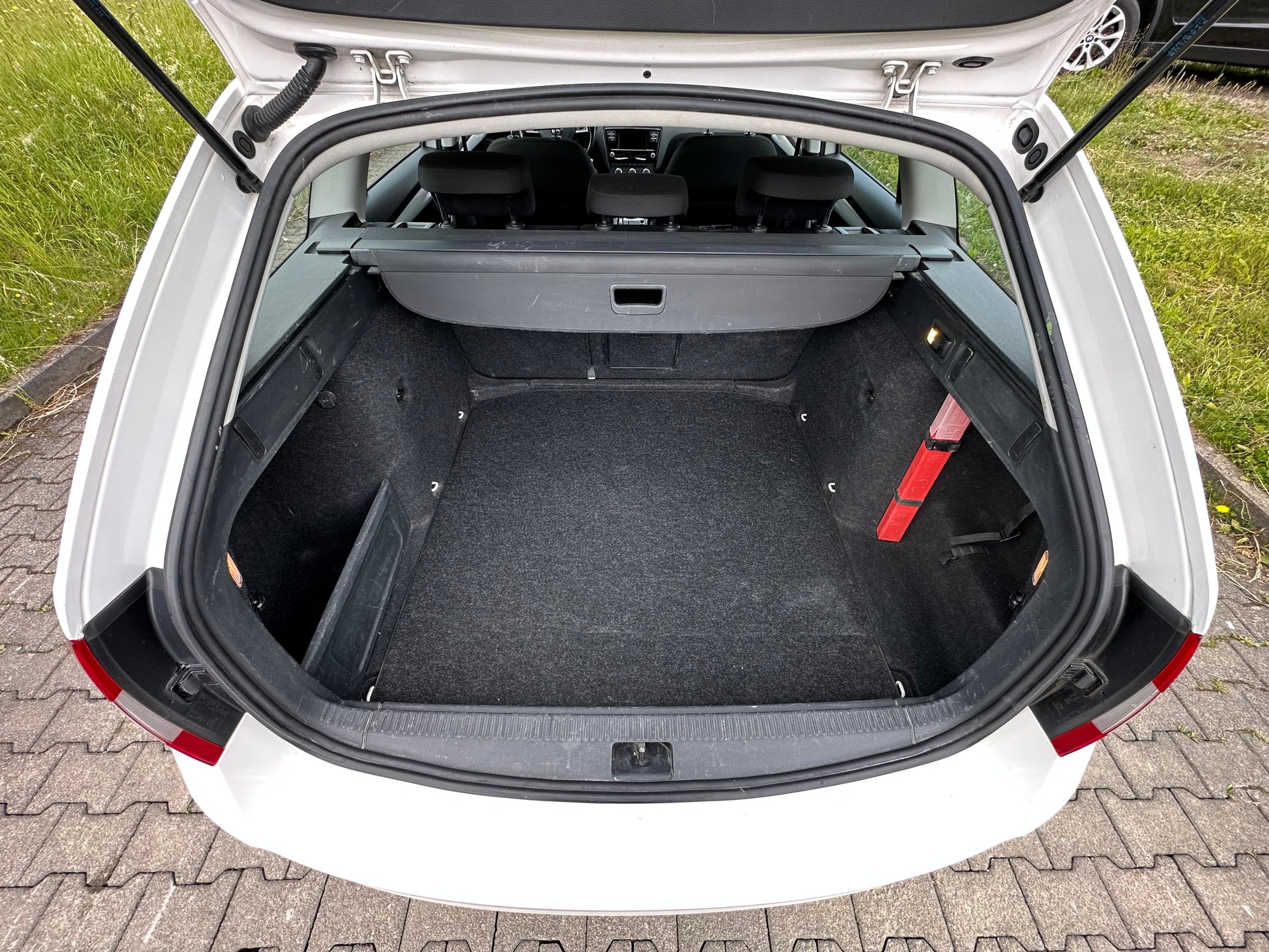 SKODA Octavia Combi 1.6 TDI Active DSG-image-10