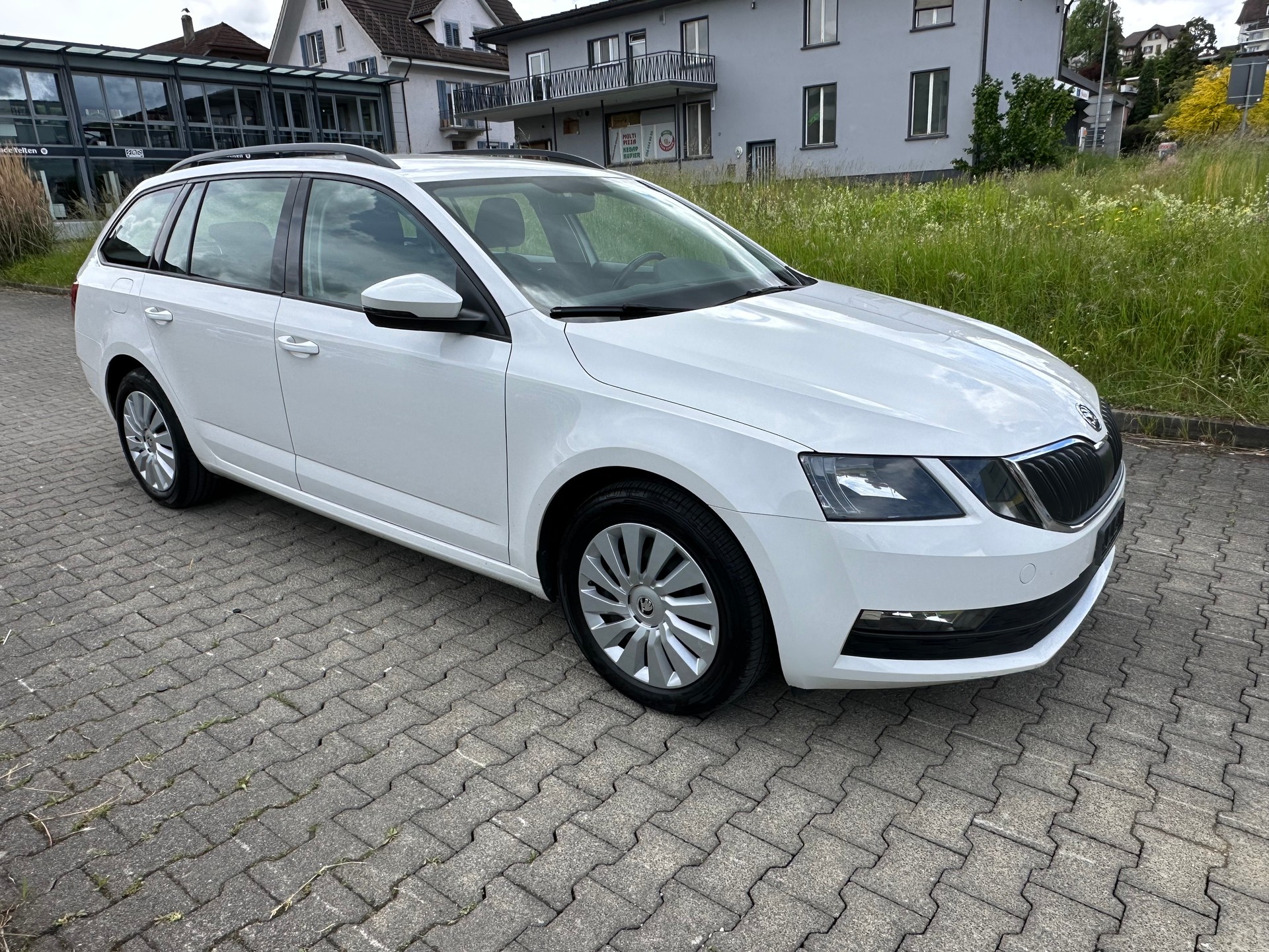 SKODA Octavia Combi 1.6 TDI Active DSG-image-5