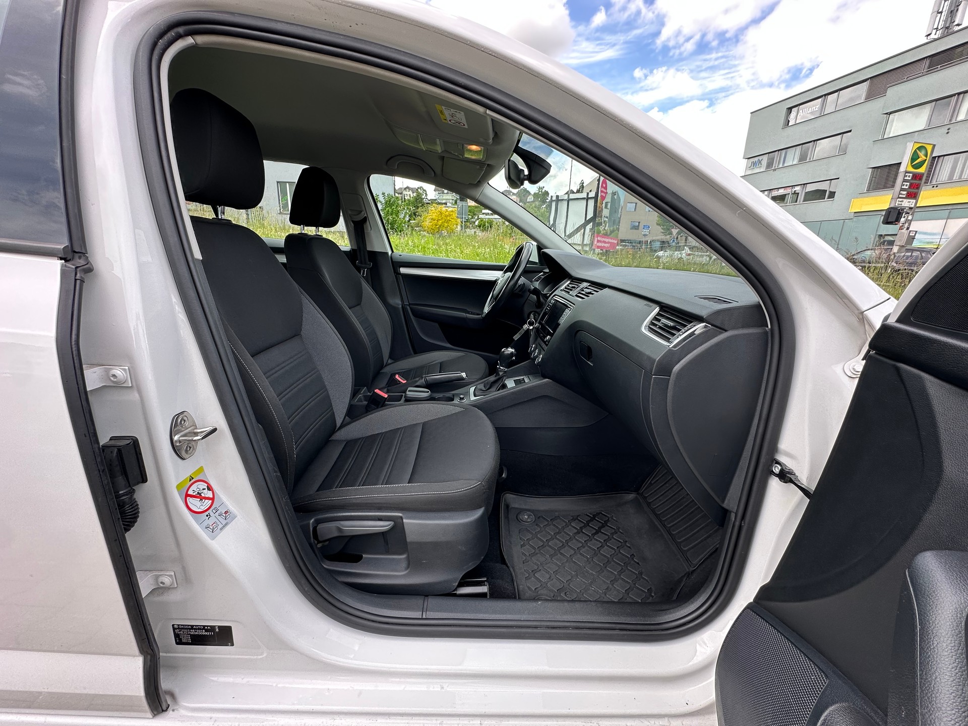 SKODA Octavia Combi 1.6 TDI Active DSG-image-6