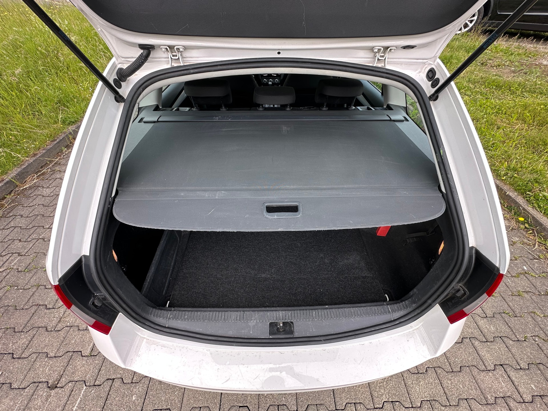 SKODA Octavia Combi 1.6 TDI Active DSG-image-11