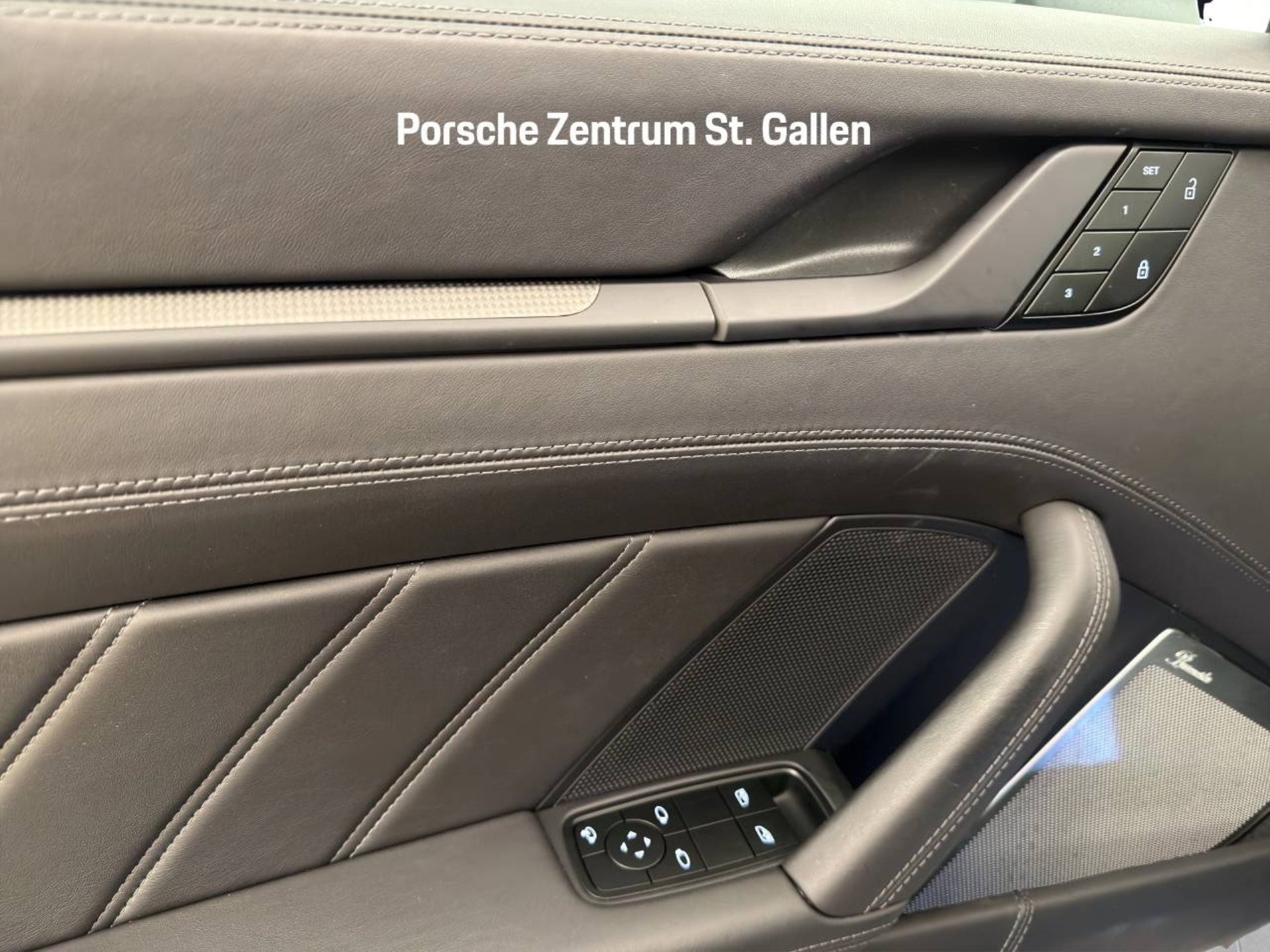 PORSCHE 911 Carrera 4 GTS-image-15