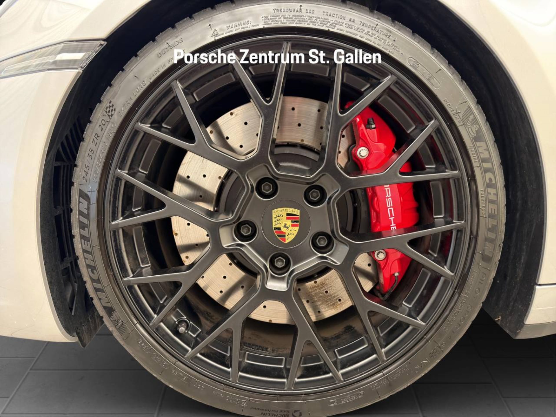 PORSCHE 911 Carrera 4 GTS-image-9