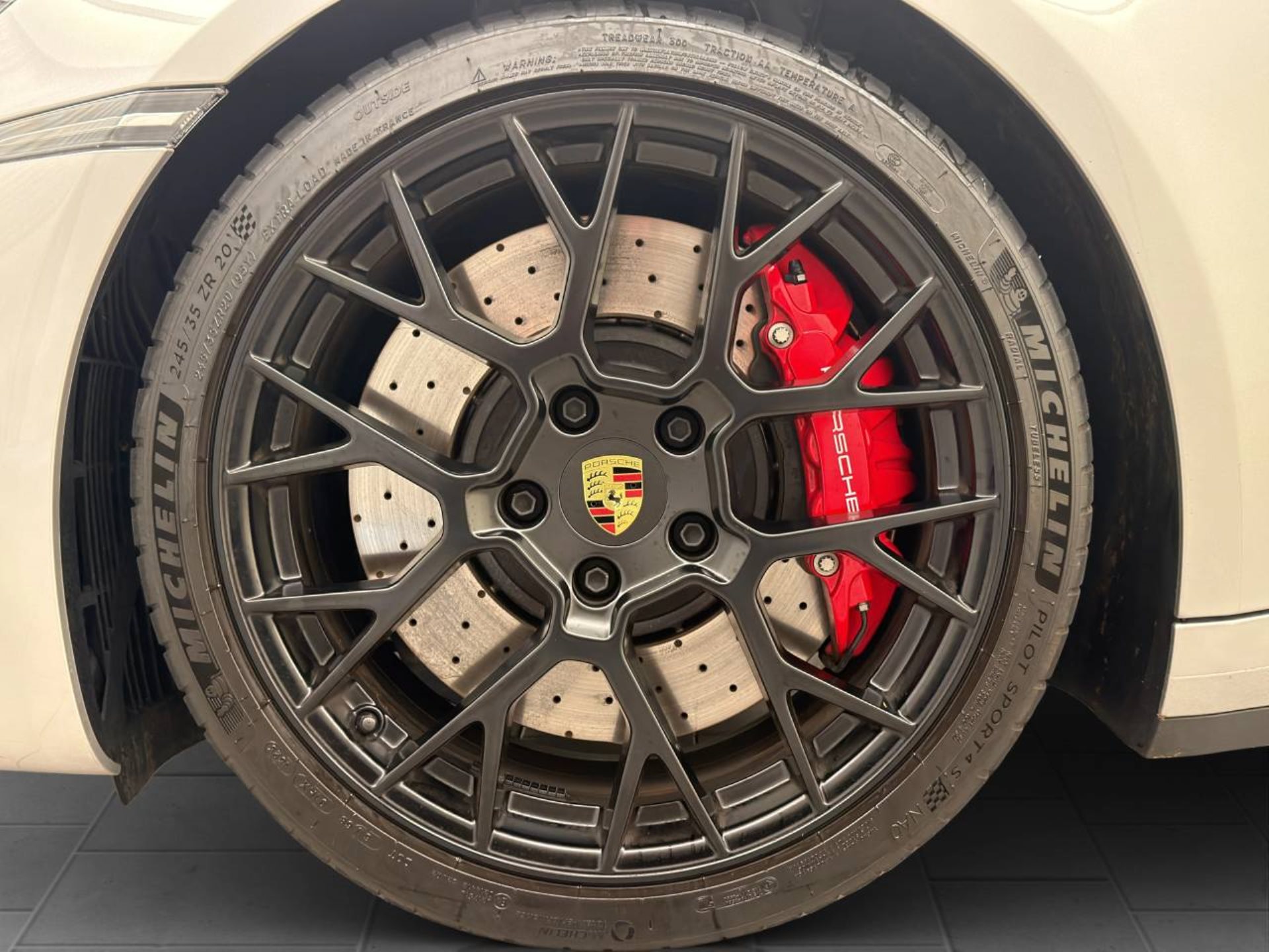 PORSCHE 911 Carrera 4 GTS-image-11