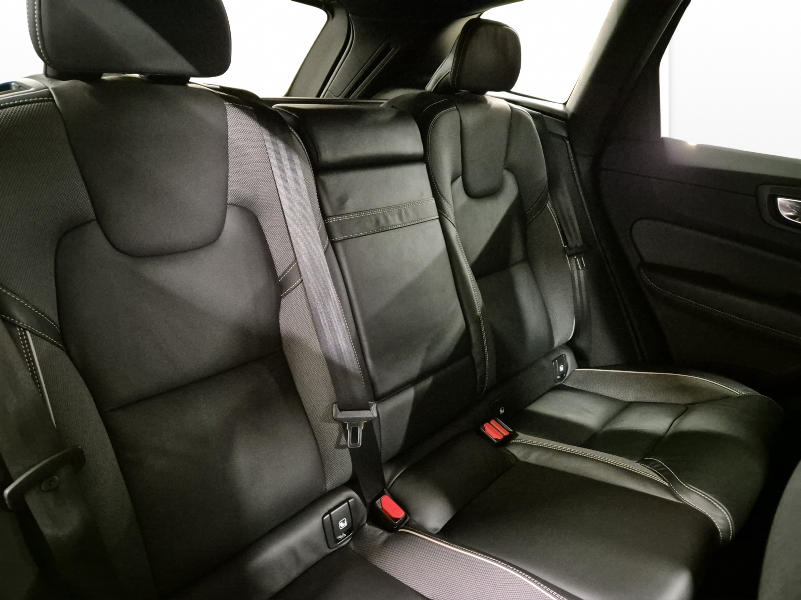 VOLVO XC60 2.0 B4 MH R-Design AWD-image-16