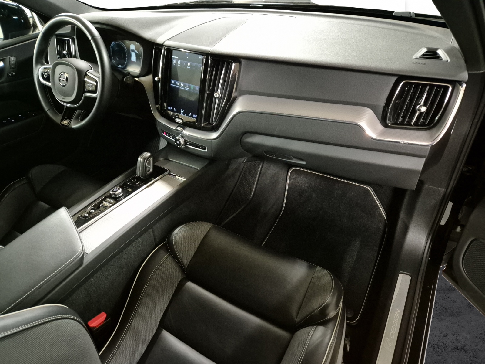 VOLVO XC60 2.0 B4 MH R-Design AWD-image-17