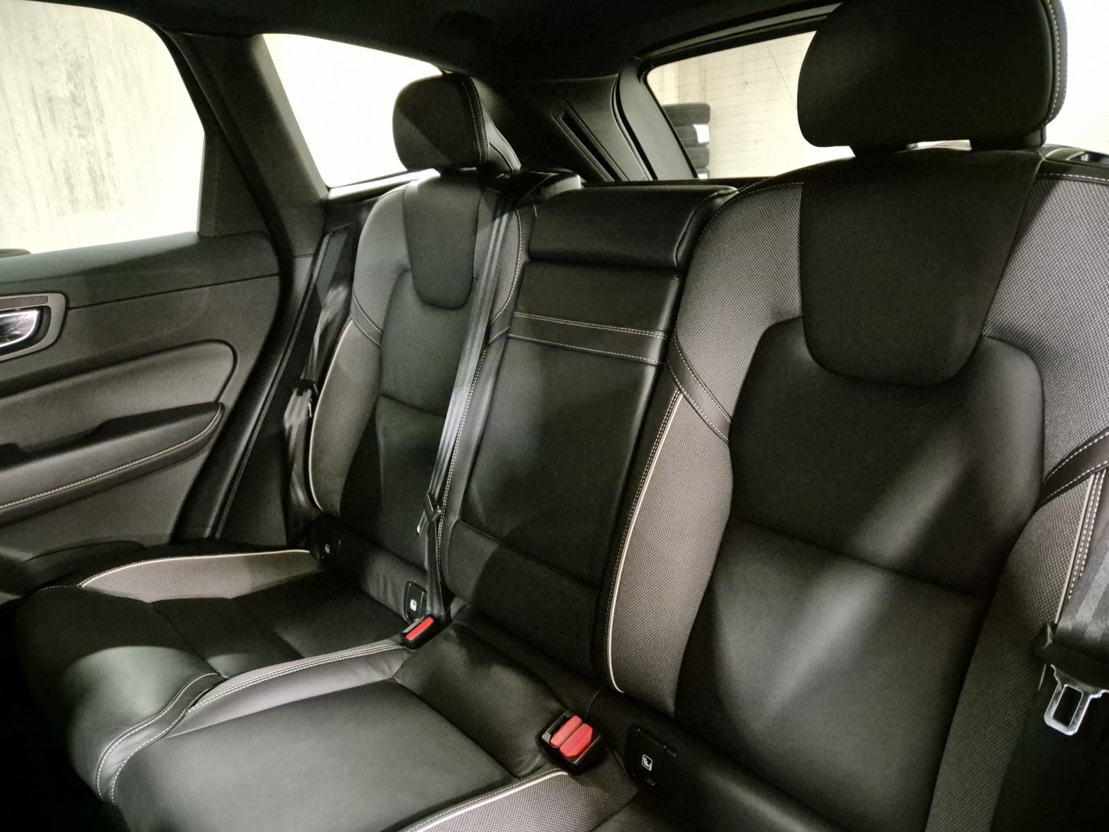 VOLVO XC60 2.0 B4 MH R-Design AWD-image-15