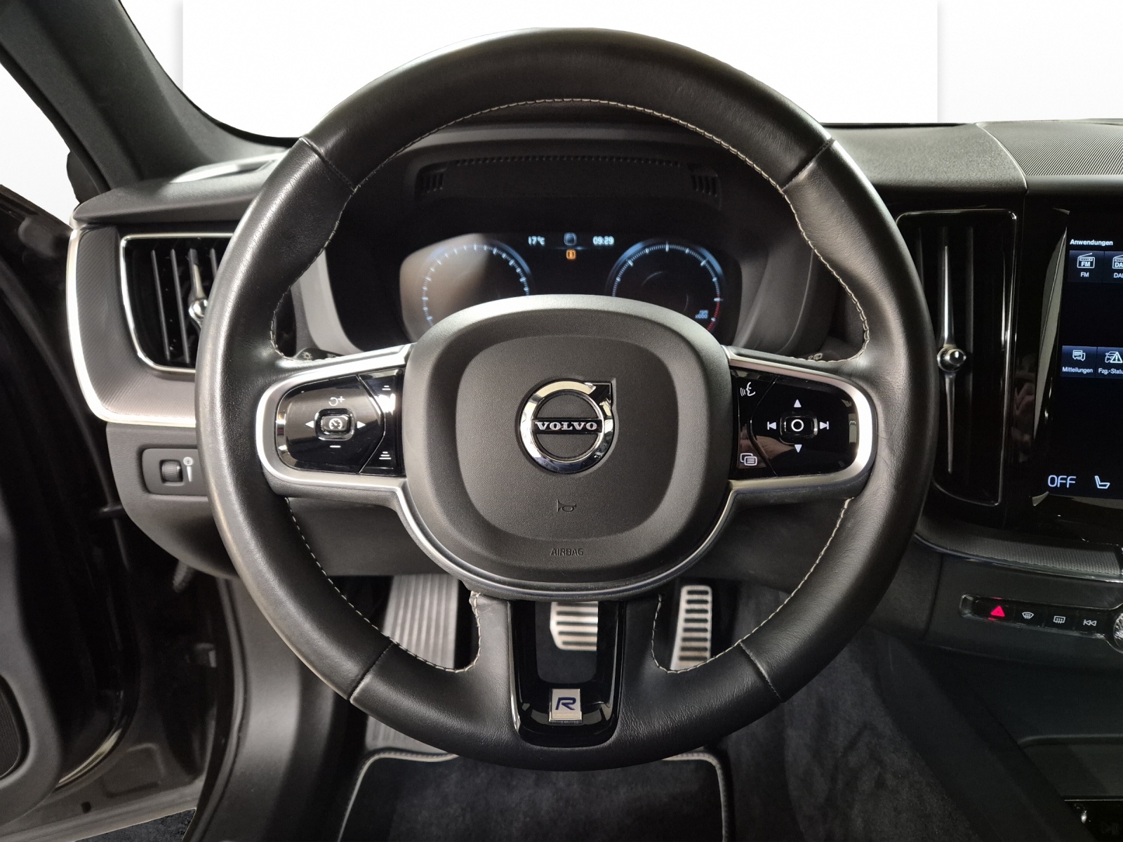 VOLVO XC60 2.0 B4 MH R-Design AWD-image-9