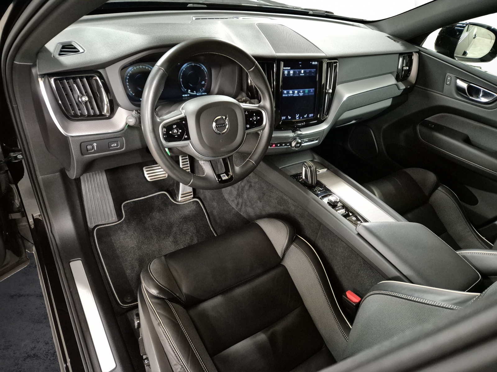VOLVO XC60 2.0 B4 MH R-Design AWD-image-8