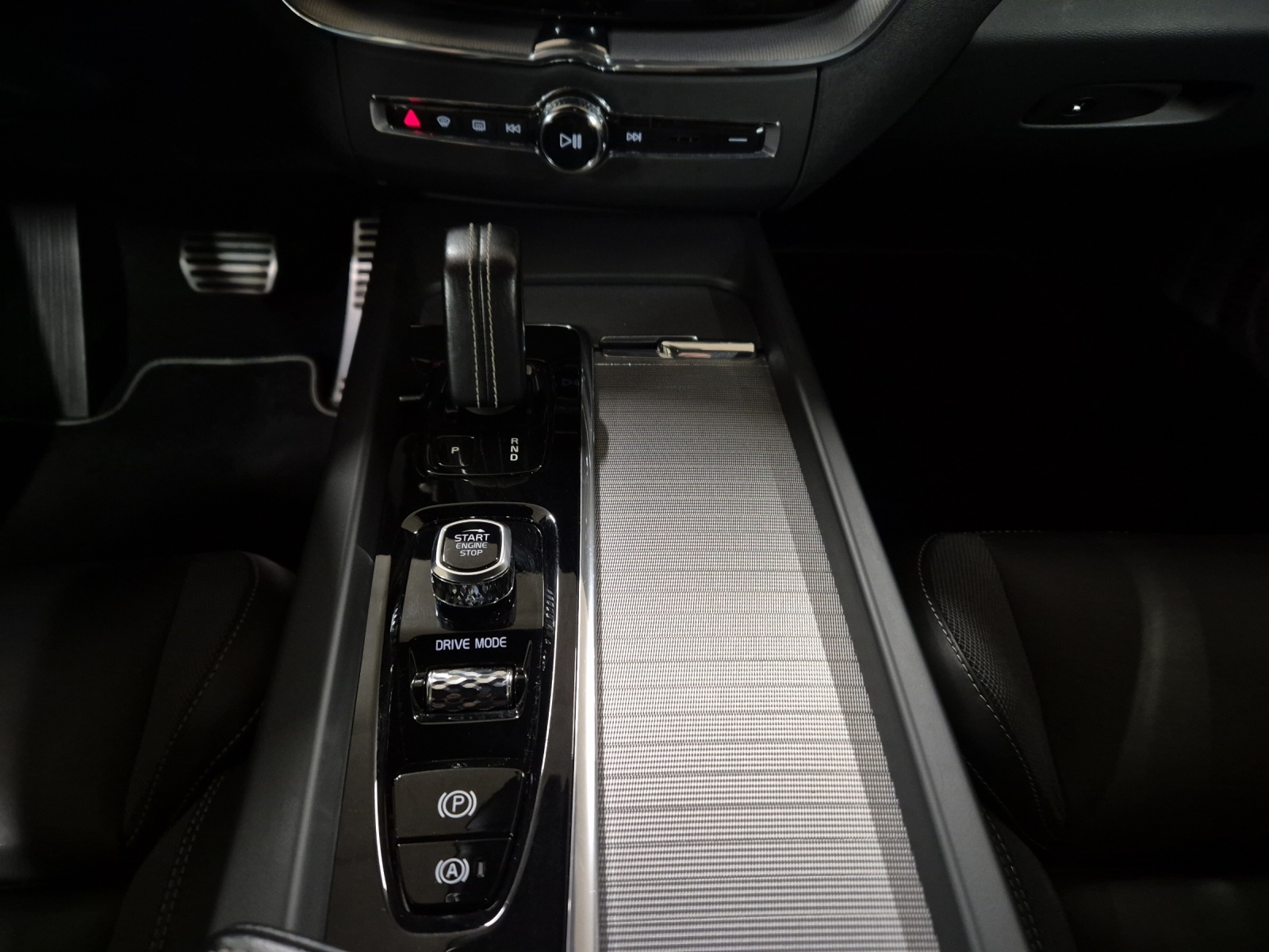 VOLVO XC60 2.0 B4 MH R-Design AWD-image-14