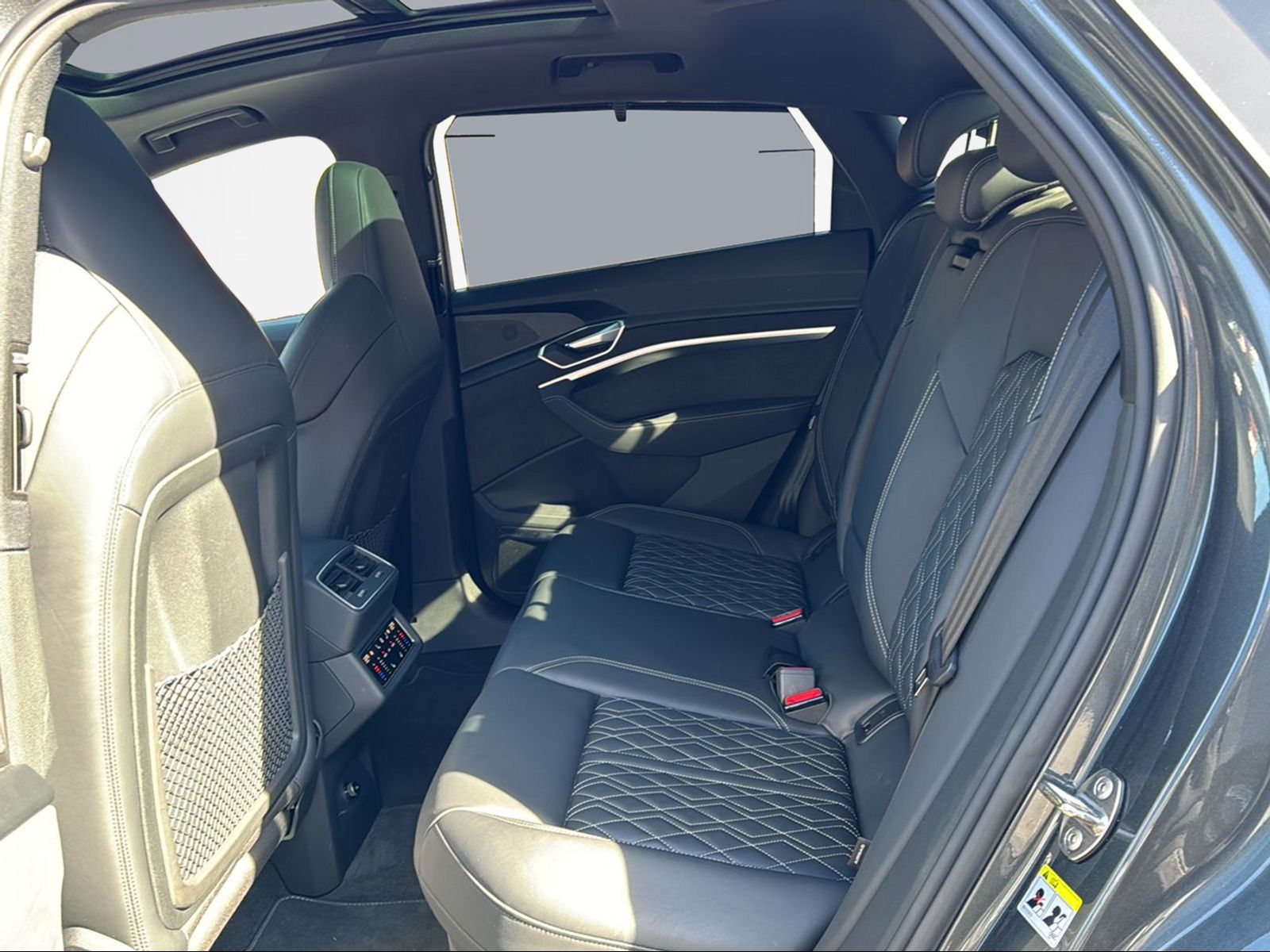 AUDI e-tron Sportback 55 S Line quattro-image-10