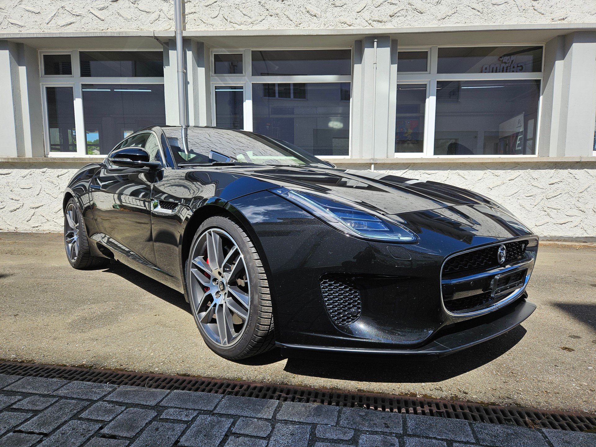 JAGUAR 2.0 R-Dynamic-image-1