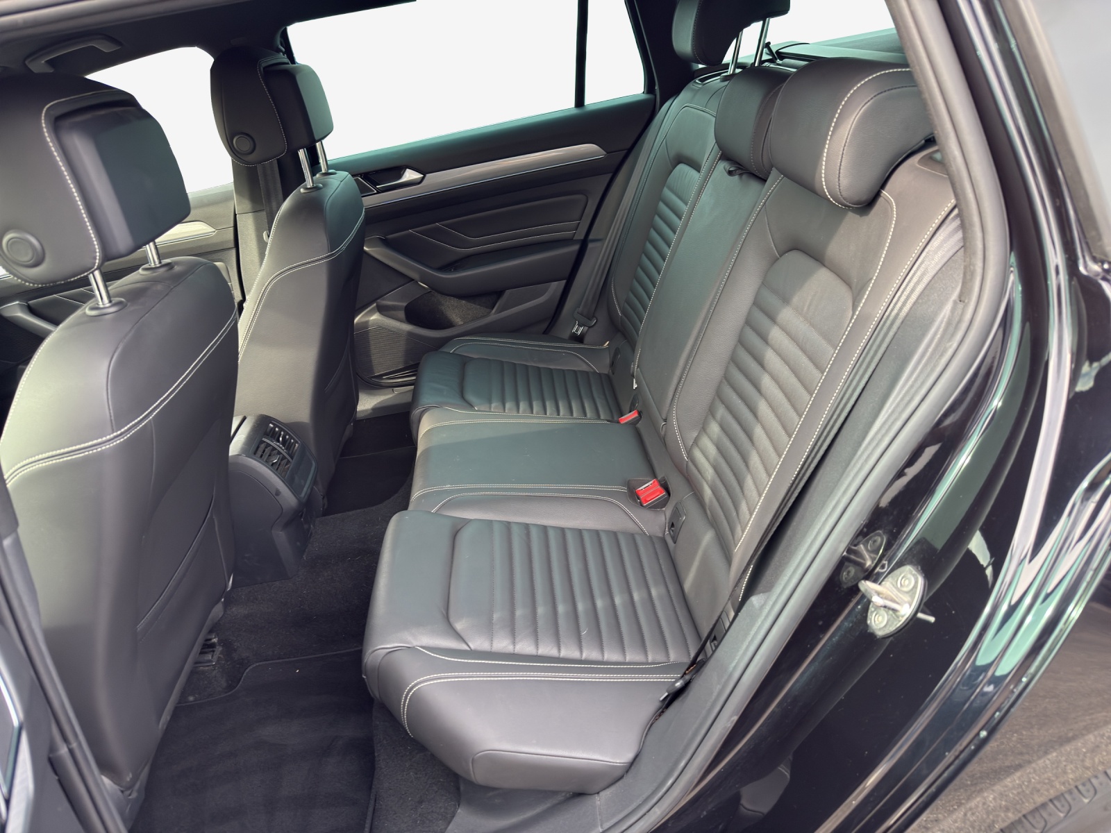 VW Passat Variant 2.0 TSI Business DSG-image-11