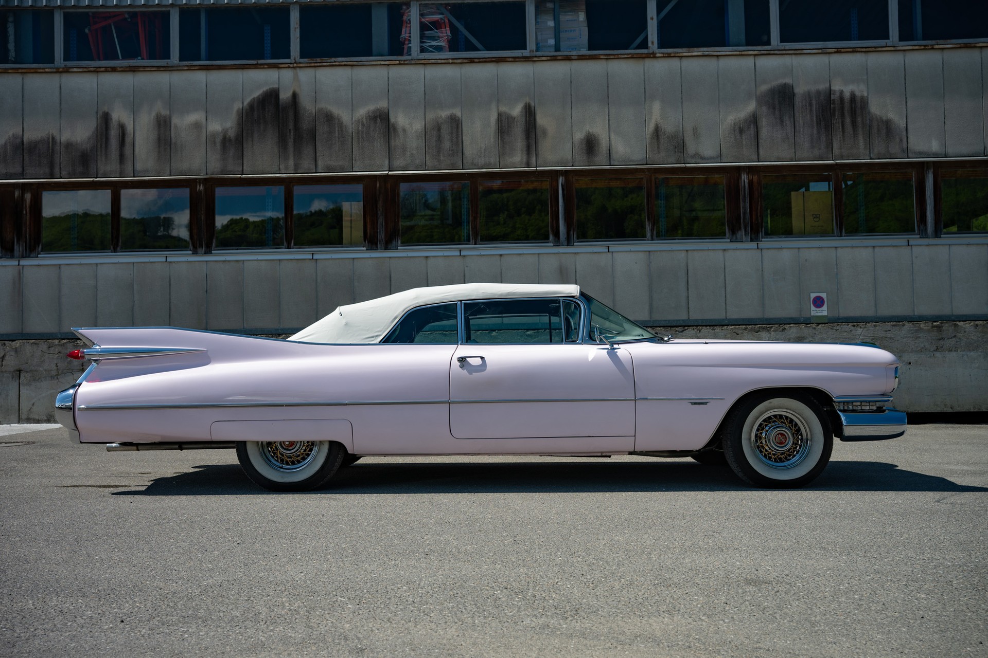 CADILLAC Convertible-image-2