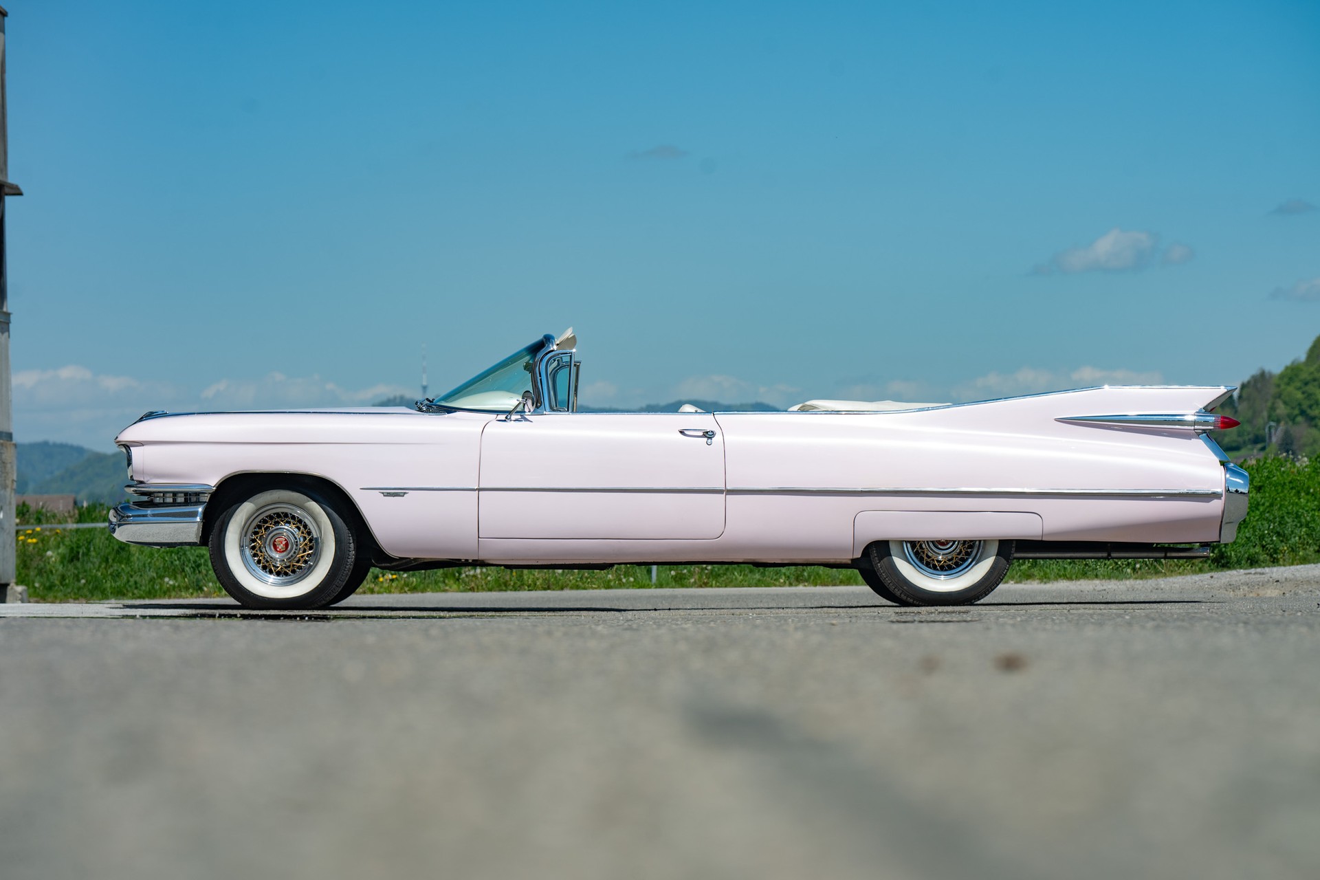 CADILLAC Convertible-image-1