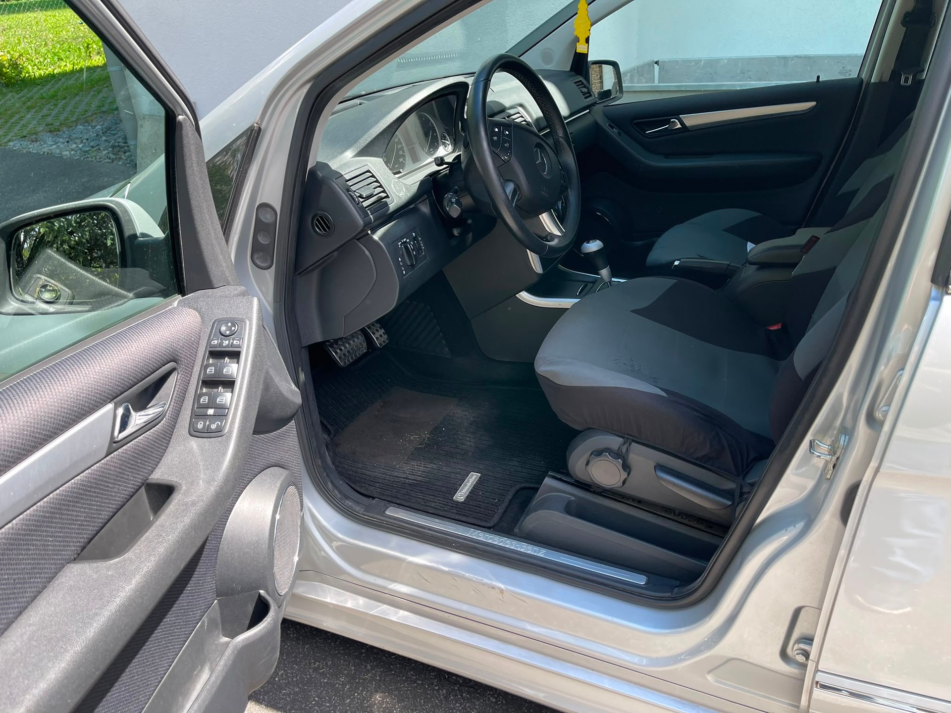 MERCEDES-BENZ B 200 Autotronic-image-4