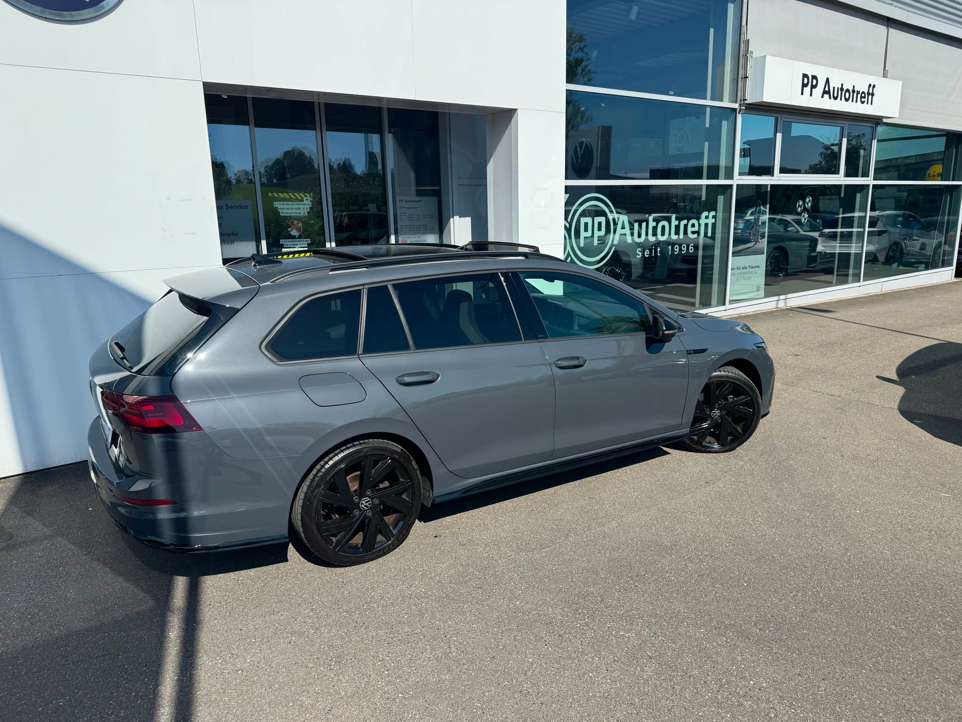 VW Golf Variant 2.0 TSI R-Line DSG 4Motion-image-3