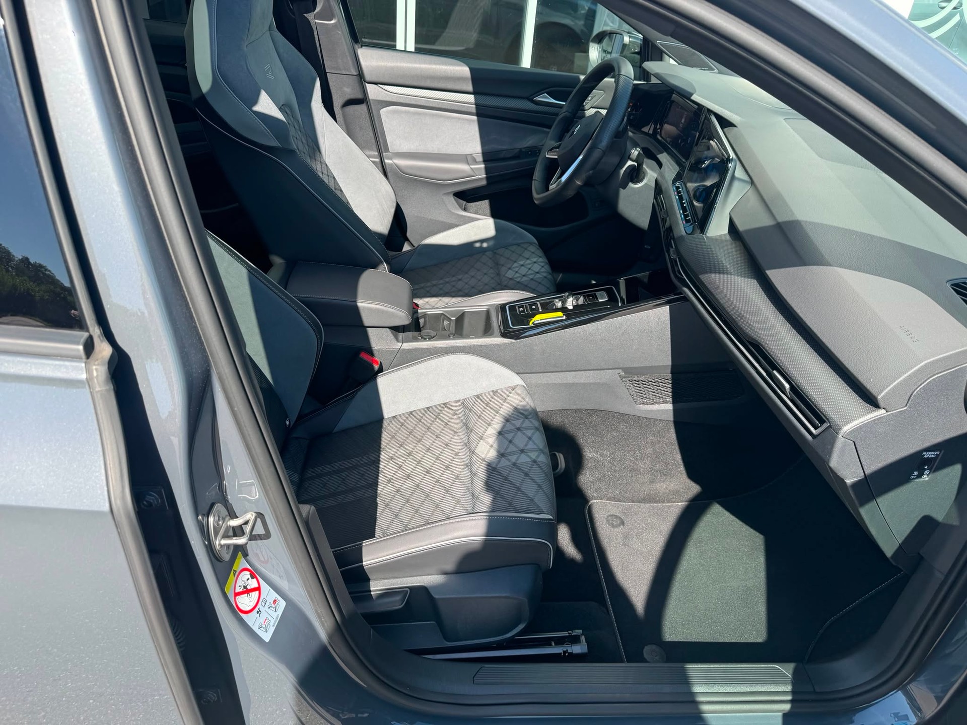 VW Golf Variant 2.0 TSI R-Line DSG 4Motion-image-2