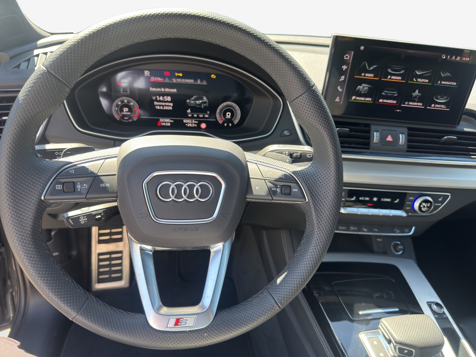 AUDI Q5 40 TDI Black Edition quattro S-tronic-image-9