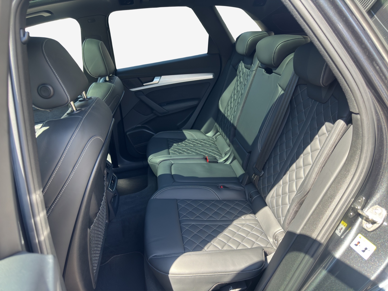 AUDI Q5 40 TDI Black Edition quattro S-tronic-image-11