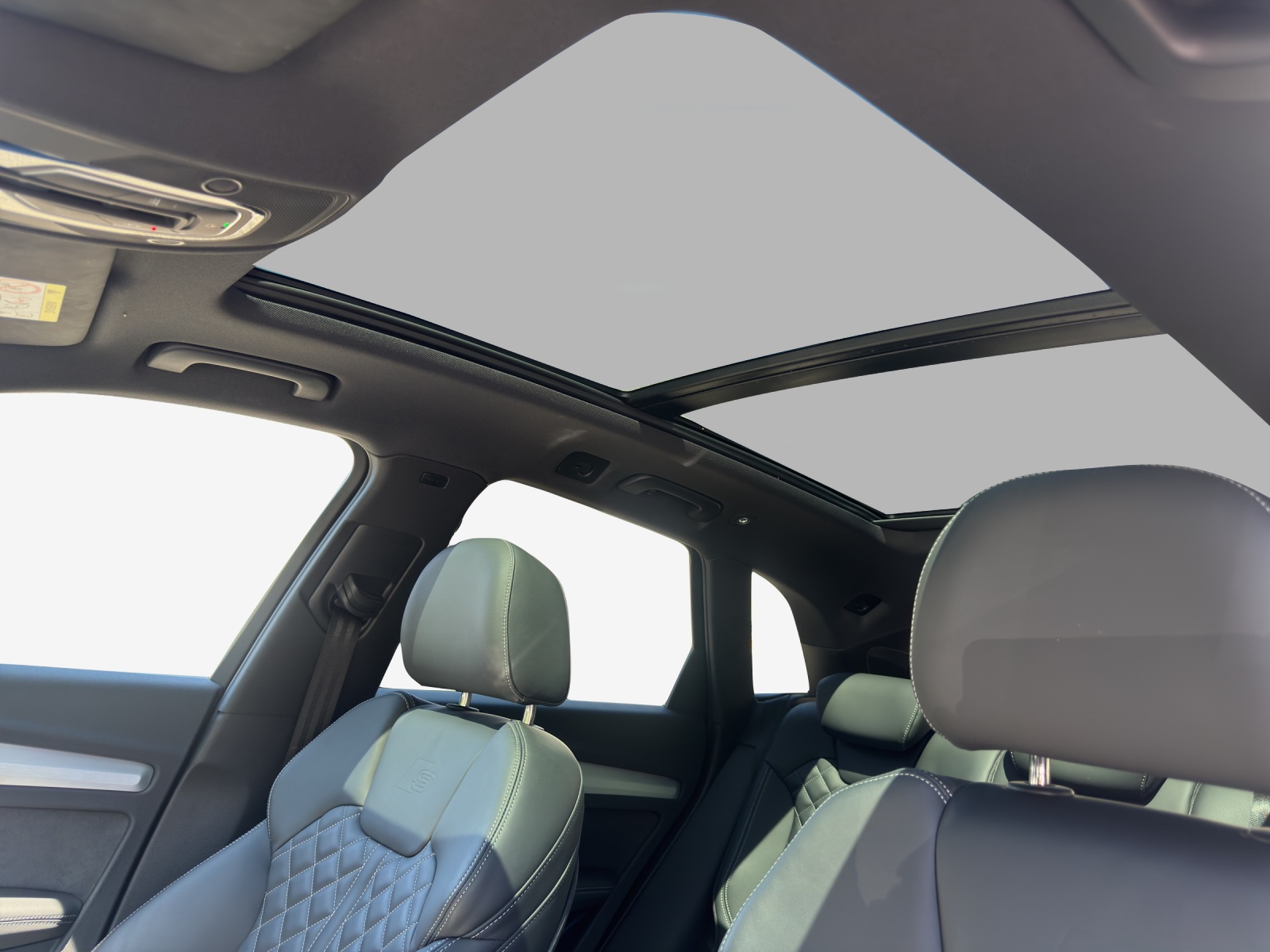 AUDI Q5 40 TDI Black Edition quattro S-tronic-image-14